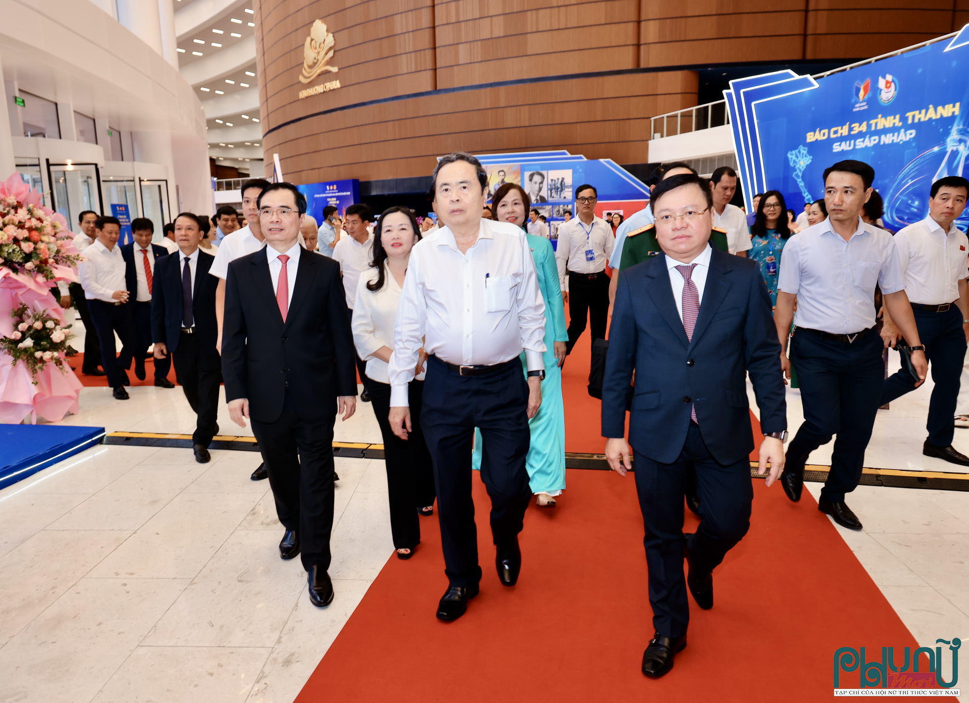 Chủ tịch Quốc hội tìm hiểu các sản phẩm báo chí đa phương tiện, các mô hình tòa soạn hội tụ và những giải pháp công nghệ đang được các cơ quan báo chí ứng dụng nhằm nâng cao chất lượng thông tin và khả năng tiếp cận công chúng.