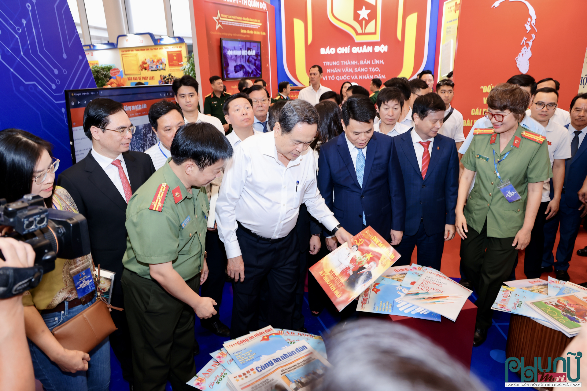 Không gian triển lãm giới thiệu chặng đường 101 năm phát triển của báo chí cách mạng Việt Nam với nhiều tư liệu, hình ảnh và hiện vật có giá trị lịch sử, phản ánh vai trò đồng hành của báo chí với dân tộc qua các giai đoạn phát triển của đất nước.