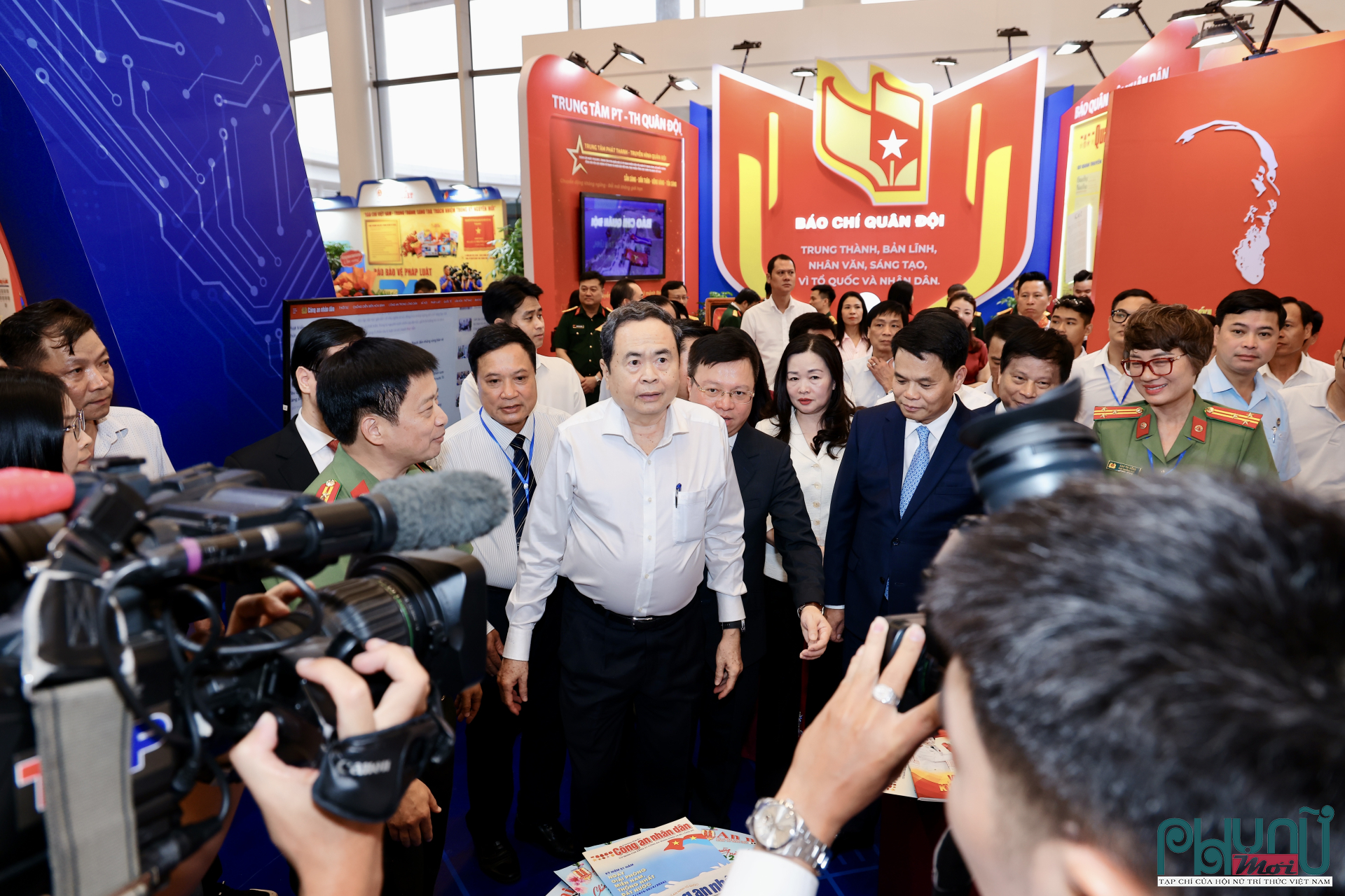 Chủ tịch Quốc hội Trần Thanh Mẫn tham quan các gian trưng bày tại Hội Báo toàn quốc 2026