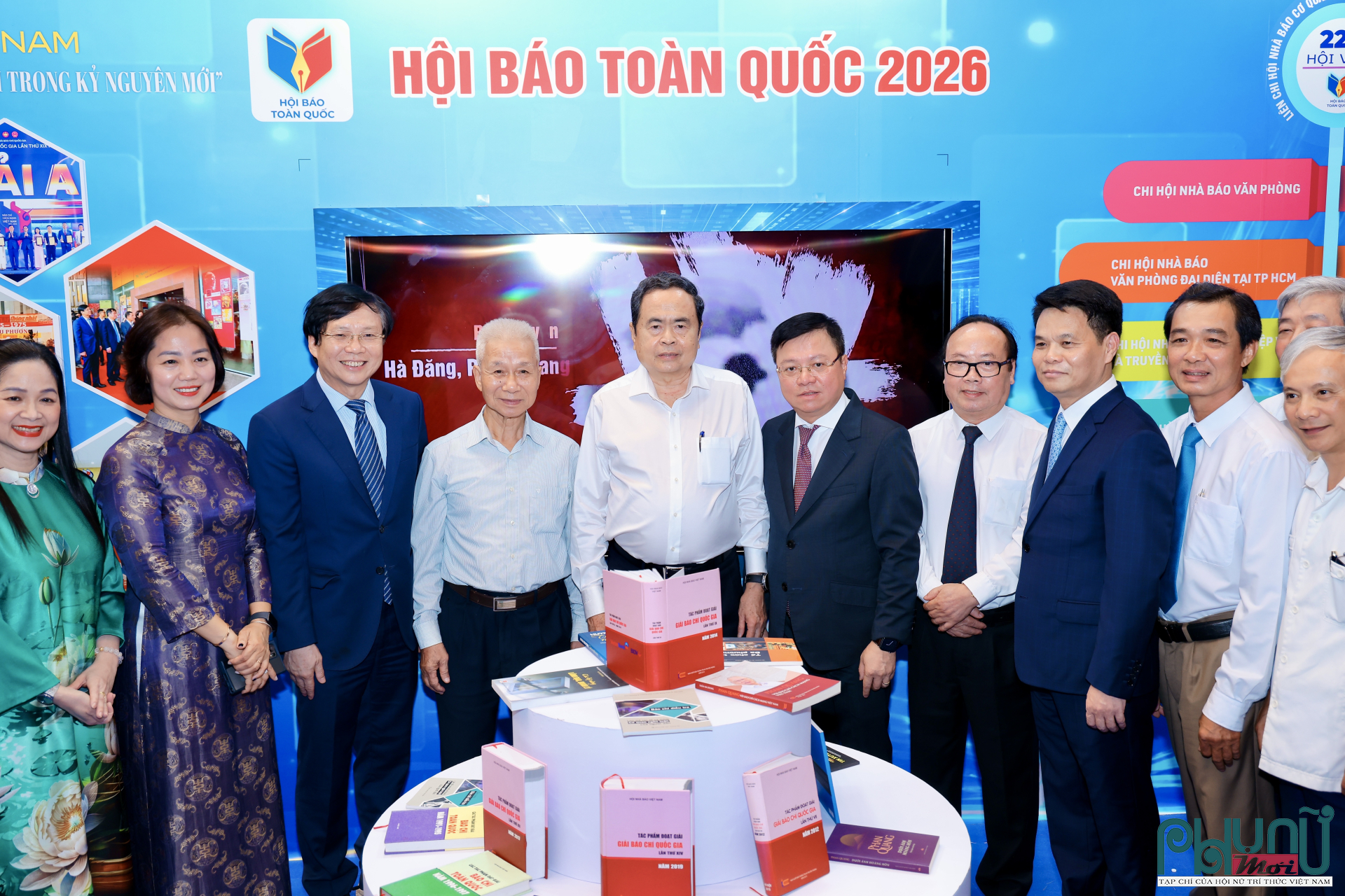 Chủ tịch Quốc hội Trần Thanh Mẫn chụp ảnh lưu niệm tại Hội Báo toàn quốc 2026