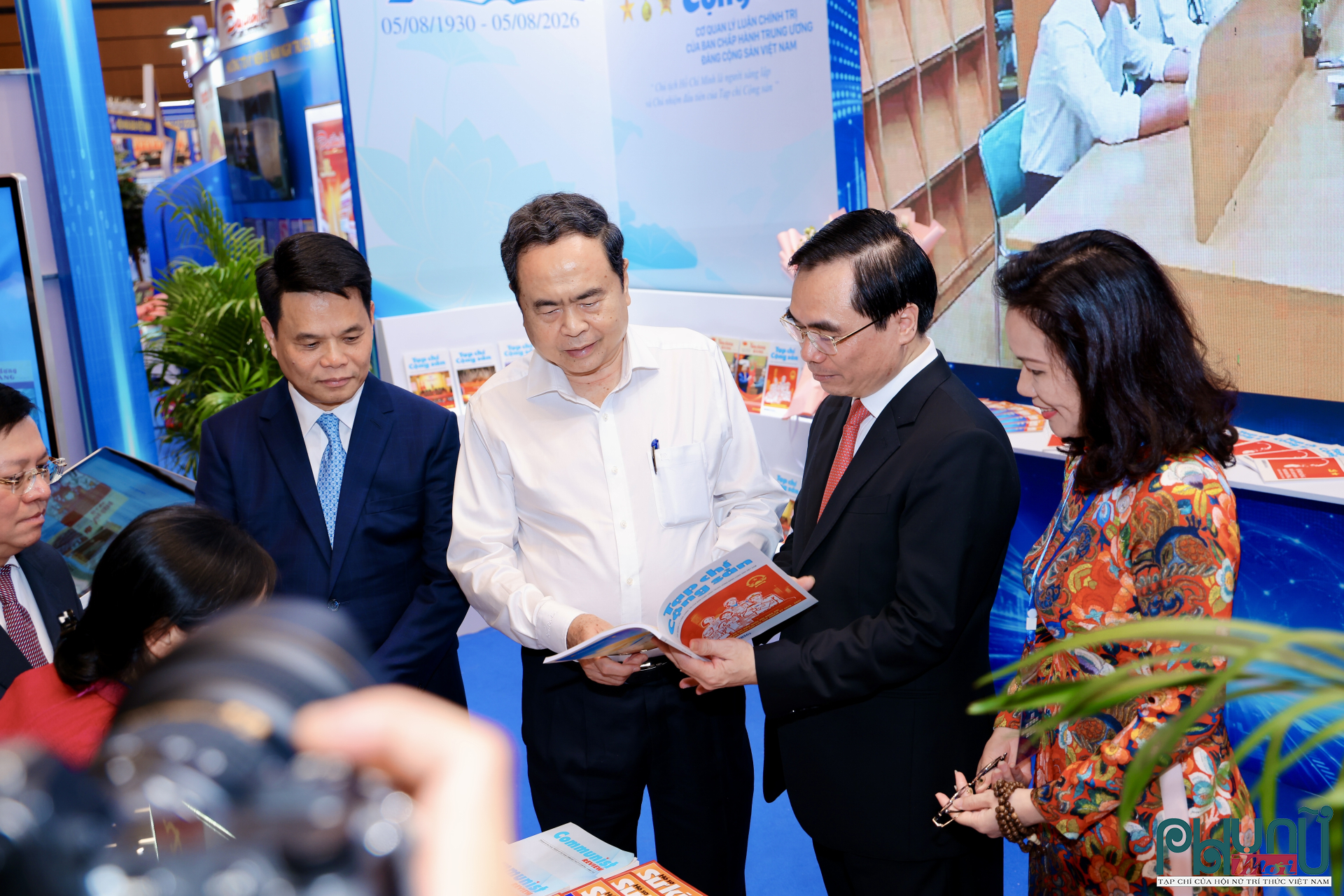 Thăm gian trưng bày của Tạp chí Cộng sản, Chủ tịch Quốc hội tìm hiểu các ấn phẩm lý luận chính trị, những sản phẩm truyền thông số và các hoạt động đổi mới nội dung nhằm đáp ứng yêu cầu tuyên truyền trong tình hình mới.