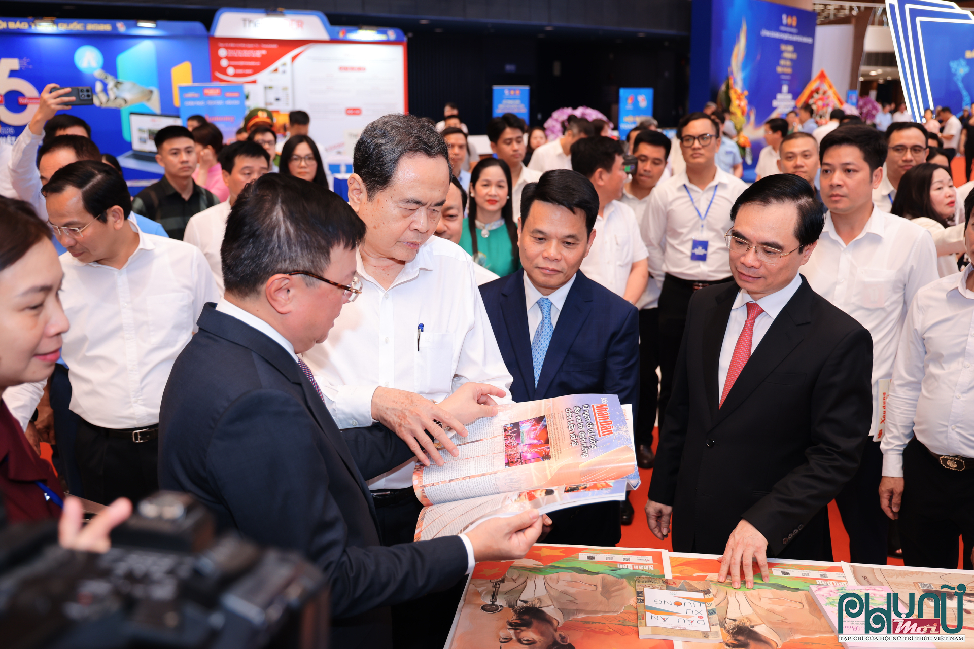 Tại gian trưng bày của Báo Nhân Dân, Chủ tịch Quốc hội nghe giới thiệu về những sản phẩm báo chí hiện đại, các ứng dụng công nghệ số và định hướng phát triển báo chí đa nền tảng trong giai đoạn mới.