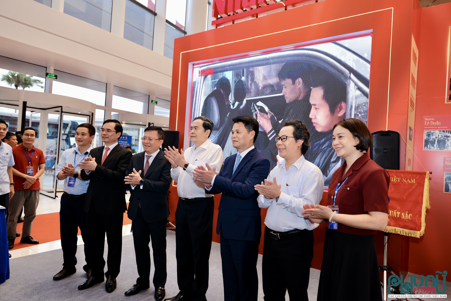 Chủ tịch Quốc hội Trần Thanh Mẫn tham quan các gian trưng bày tại Hội Báo toàn quốc 2026