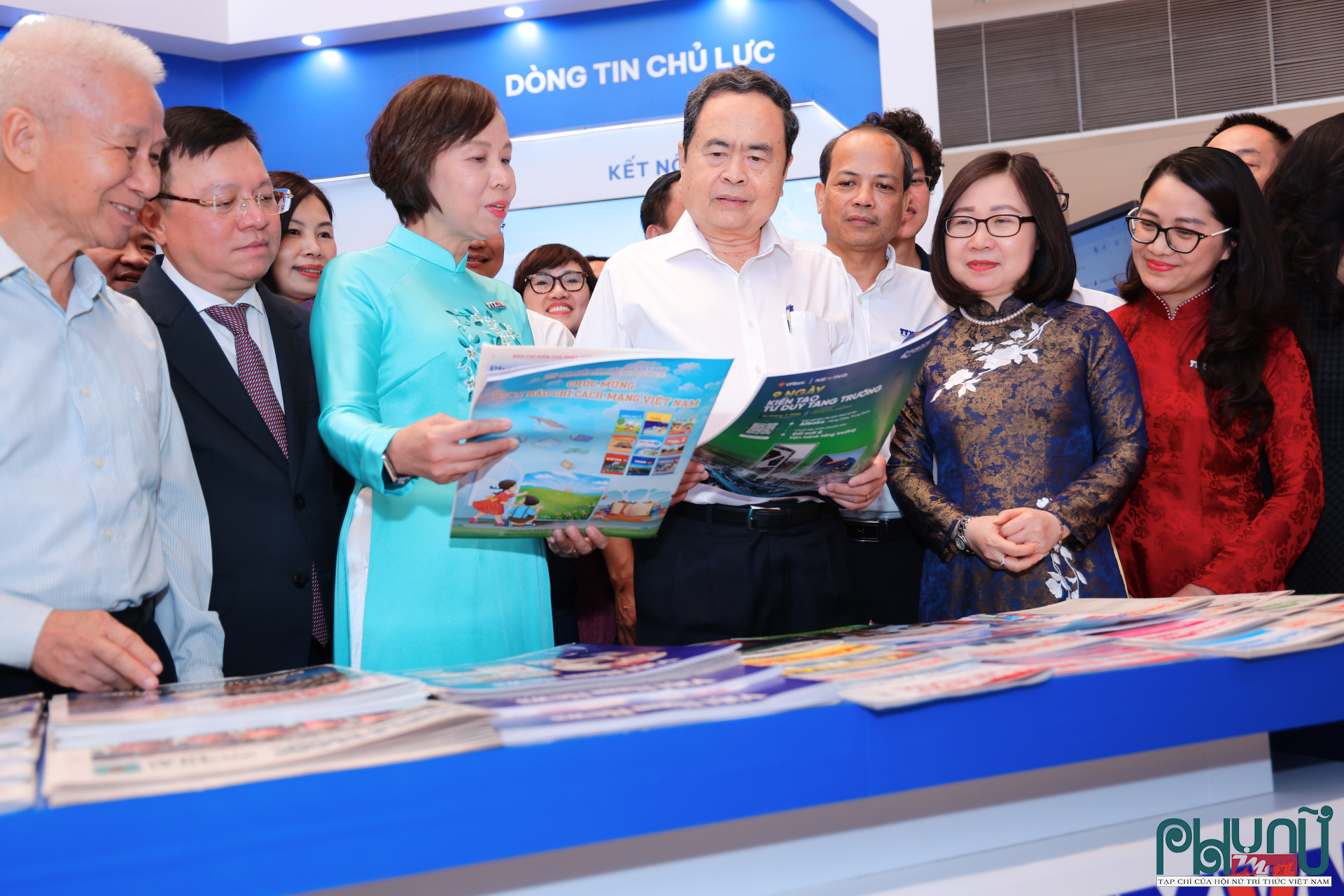 Chủ tịch Quốc hội Trần Thanh Mẫn tham quan các gian trưng bày tại Hội Báo toàn quốc 2026