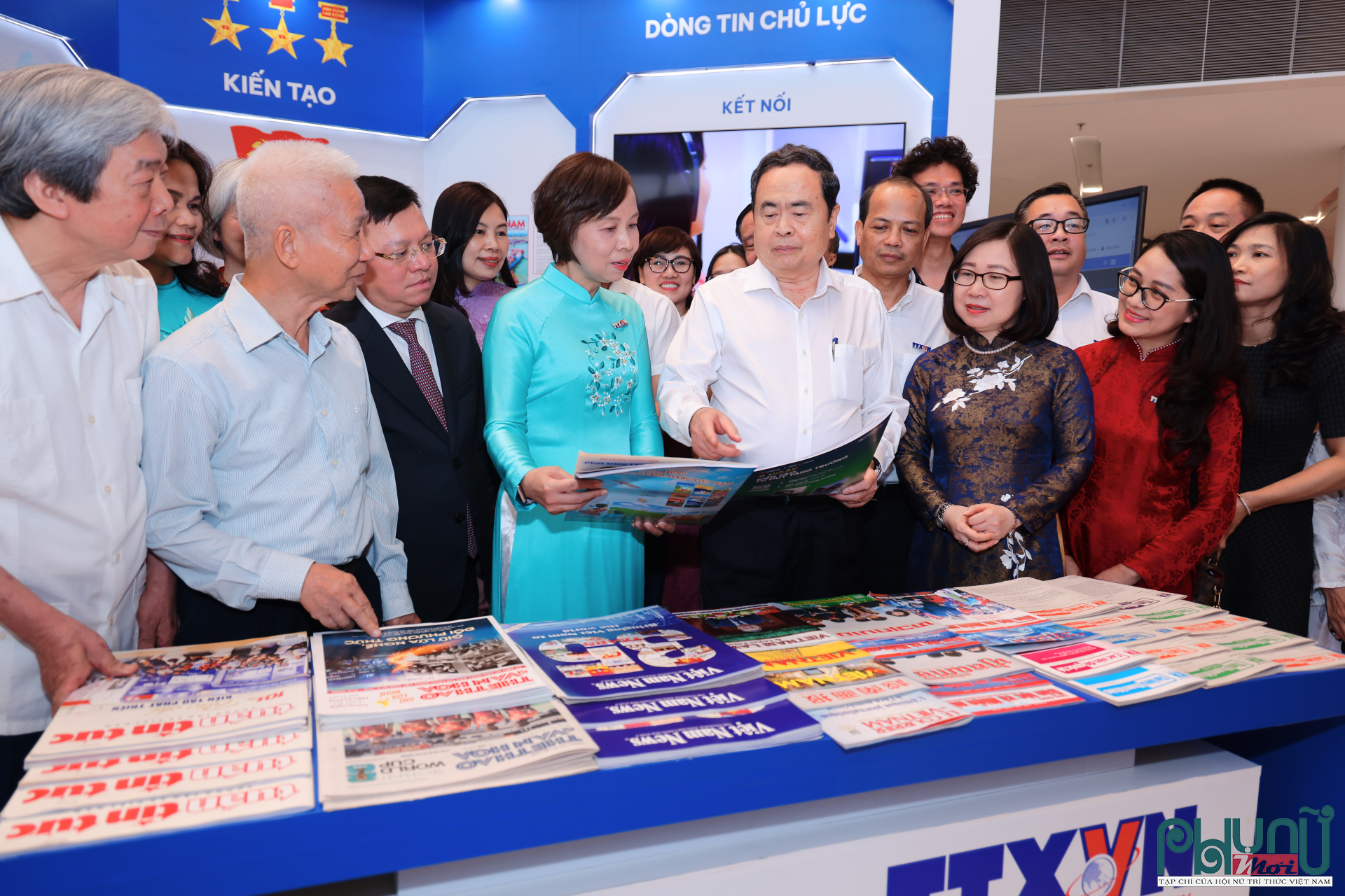 Tại gian trưng bày của Thông tấn xã Việt Nam, Chủ tịch Quốc hội tìm hiểu những hình ảnh, tư liệu báo chí đặc sắc cùng các sản phẩm truyền thông đa phương tiện được phát triển trong những năm gần đây.