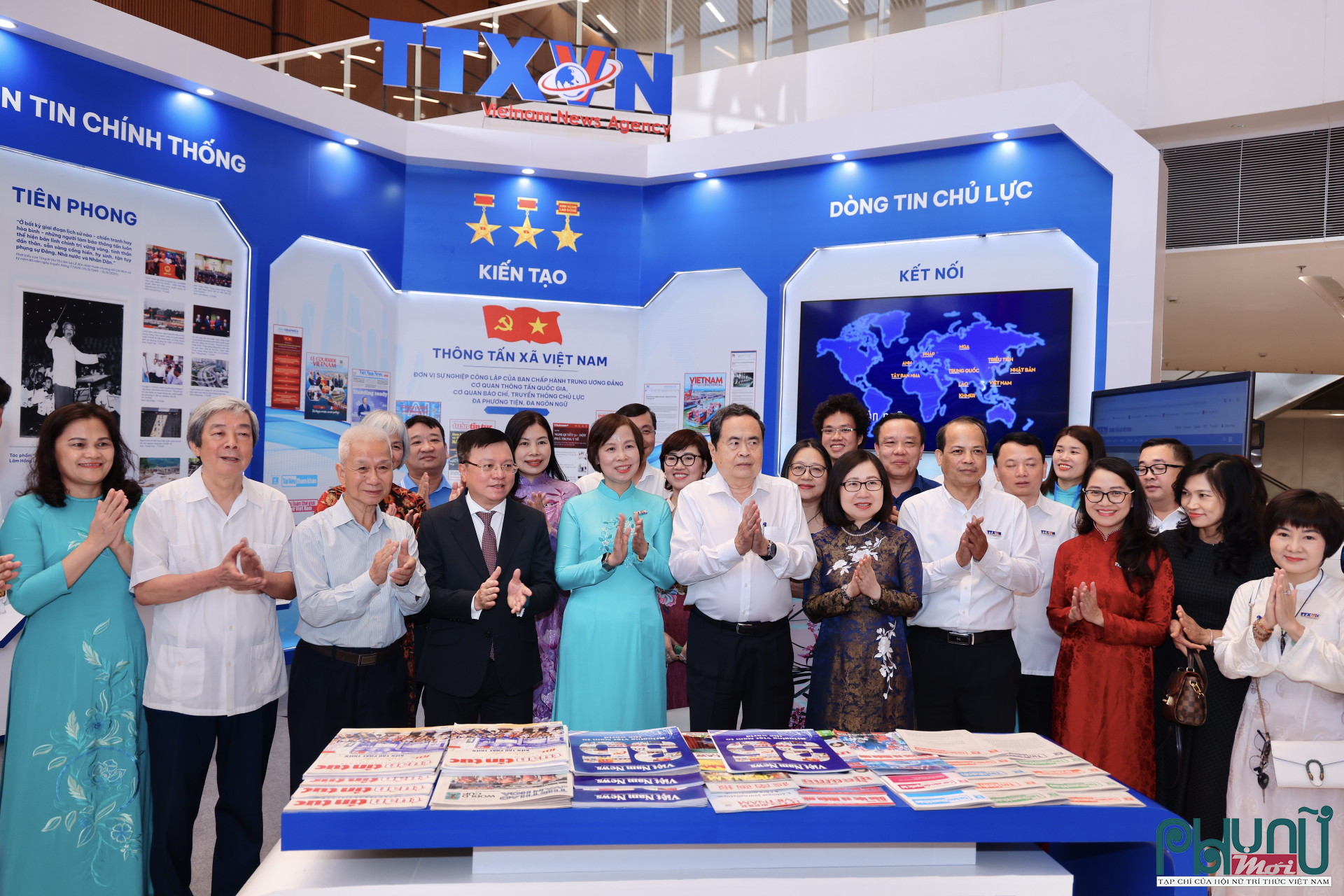 Chủ tịch Quốc hội chụp ảnh lưu niệm tại gian trưng bày của Thông tấn xã Việt Nam