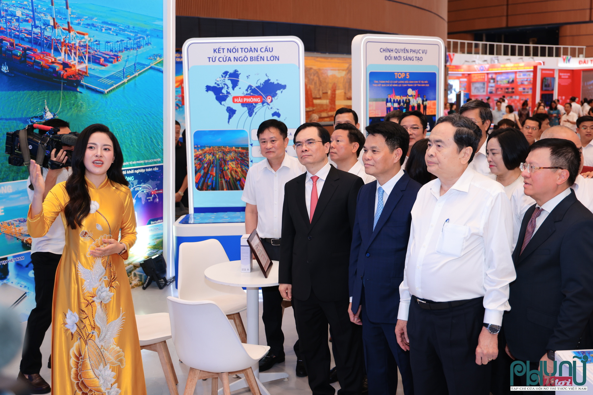Chủ tịch Quốc hội nghe giới thiệu về những sản phẩm báo chí hiện đại, các ứng dụng công nghệ số và định hướng phát triển báo chí.