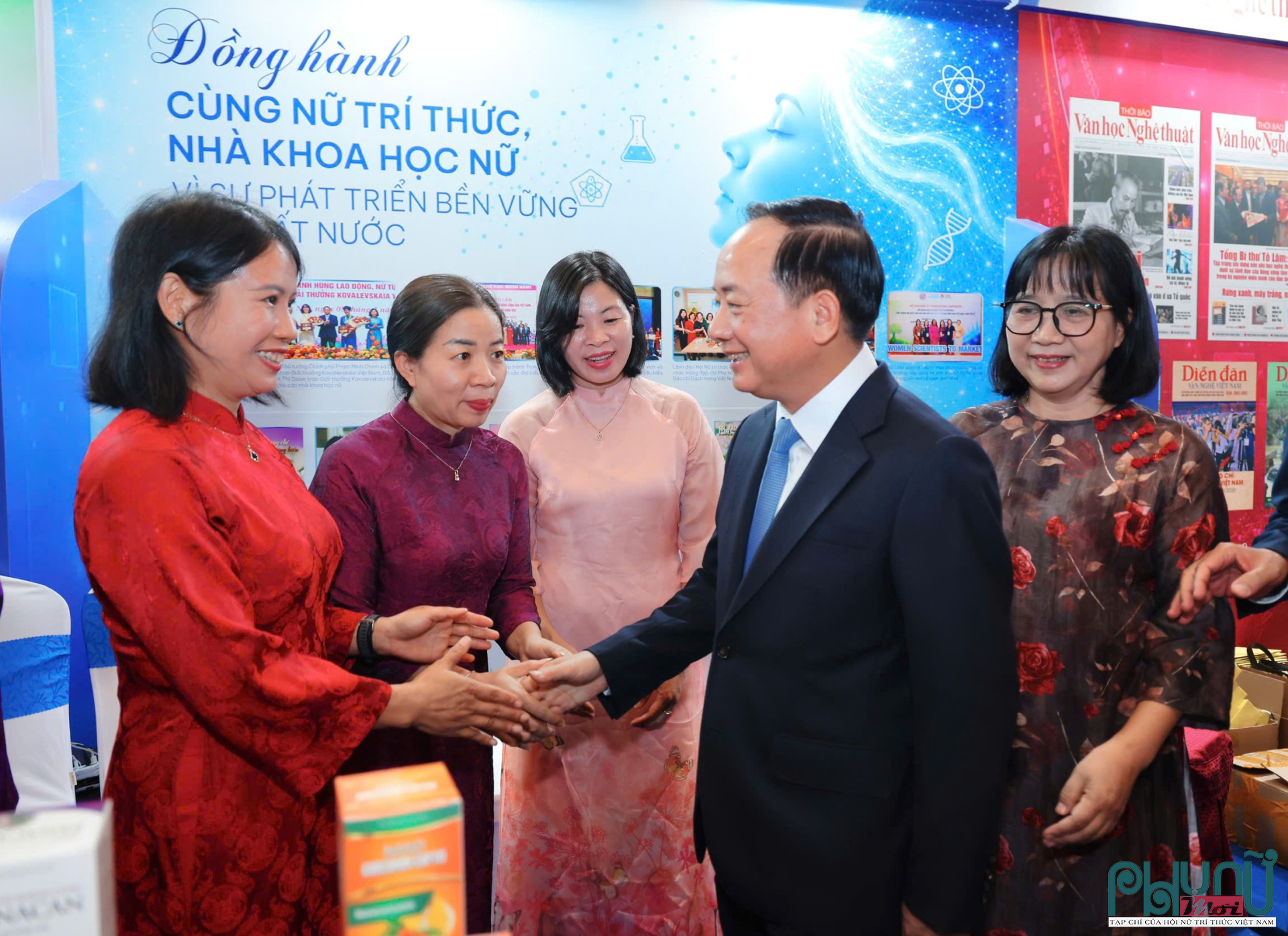 Ông Trịnh Văn Quyết, Ủy viên Bộ Chính trị, Bí thư Trung ương Đảng, Trưởng Ban Tuyên giáo và Dân vận Trung ương, đến tham quan gian trưng bày của Tạp chí Phụ nữ Mới. Tại đây, ông dành thời gian thăm hỏi, trò chuyện với các nhà khoa học đang tham gia hoạt động giao lưu, đồng thời tìm hiểu về những kết quả nghiên cứu và sản phẩm khoa học được giới thiệu tại gian trưng bày.