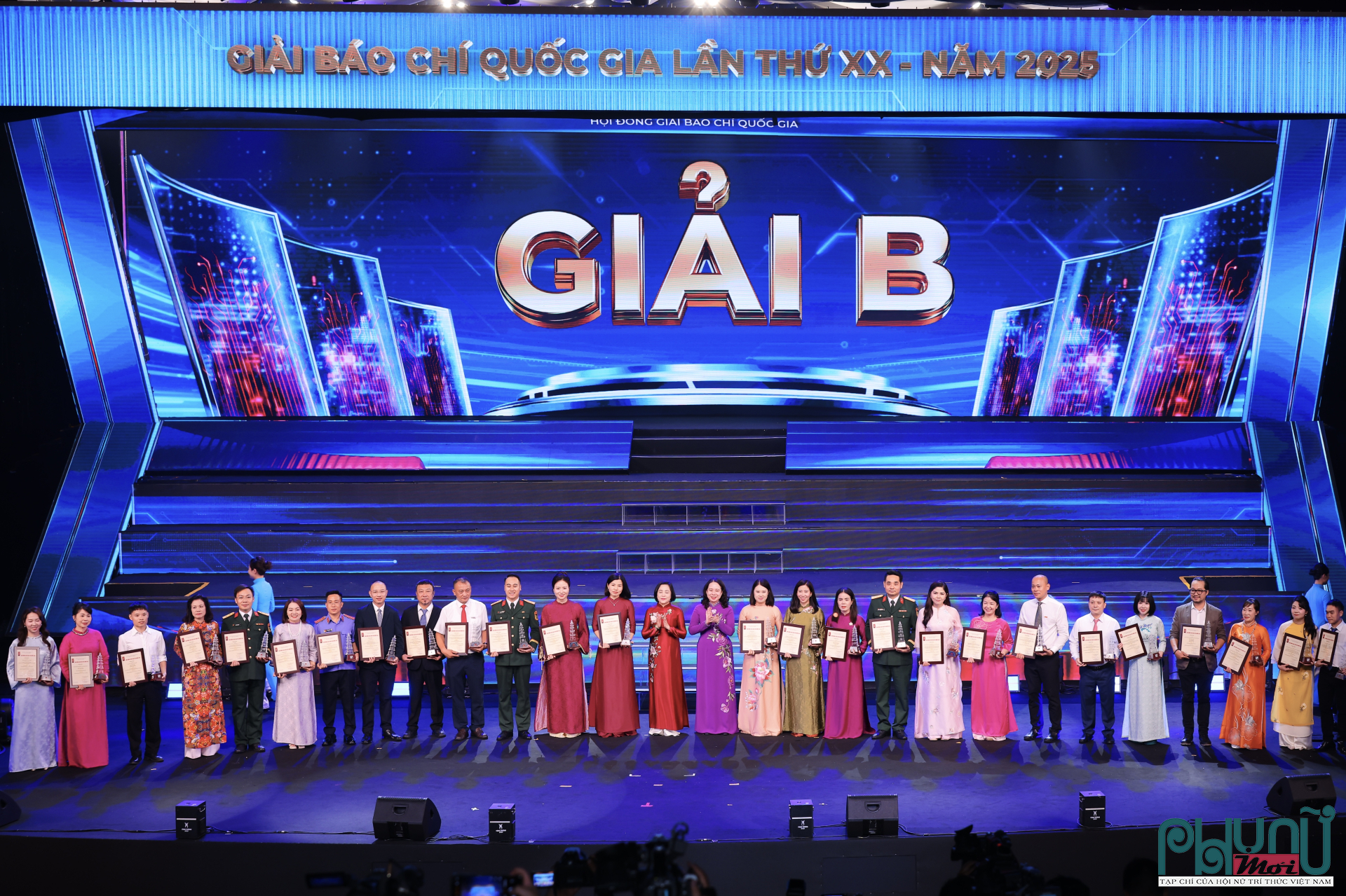 Phó Chủ tịch nước Võ Thị Ánh Xuân và Phó Chủ tịch Quốc hội Nguyễn Thị Thanh trao giải B cho đại diện các nhóm tác giả của Báo Nhân Dân.