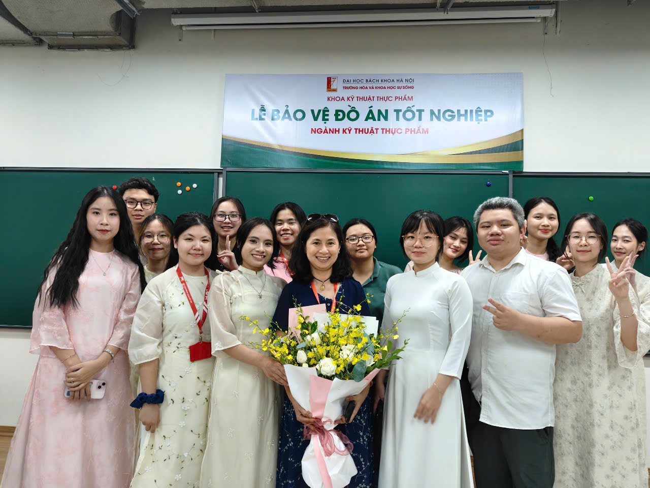 Thanh Thúy cùng cô giáo PGS. Lương Hồng Nga và nhóm bạn K66 Lab 209 trong buổi bào vệ đồ án tốt nghiệp