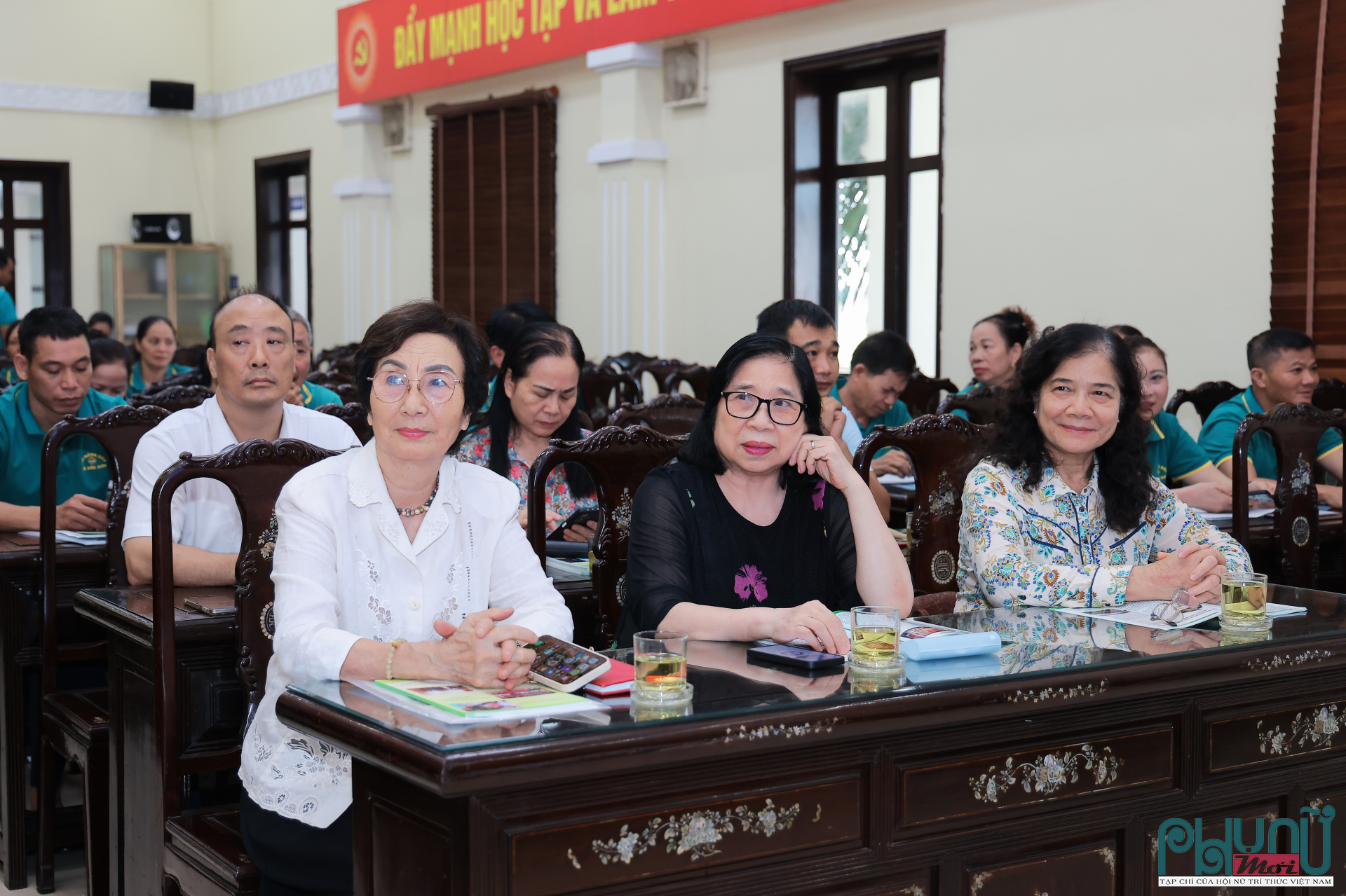 PGS.TS Bùi Thị An, Chủ tịch Hội Nữ trí thức Hà Nội ( áo trắng) cùng lãnh đạo Hội Nữ trí thức Hà Nội tham dự Hội thảo.