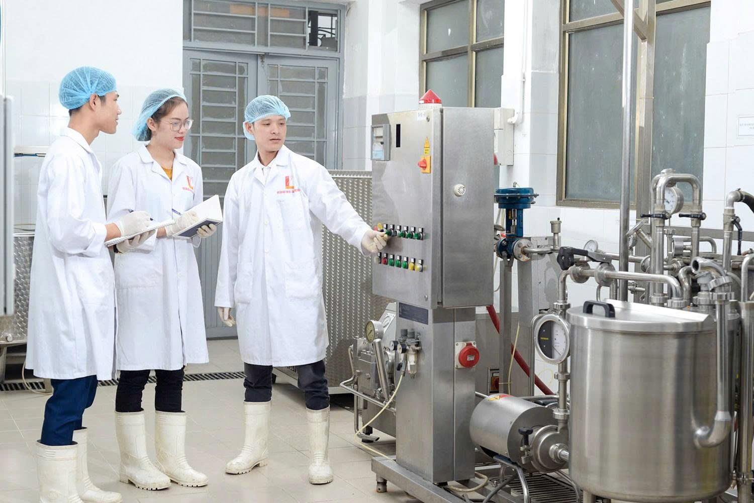 Thầy trò Khoa Kỹ thuật thực phẩm học tập, thực hành tại phòng thí nghiệm hiện đại Trường Hóa và Khoa học sự sống, Đại học Bách khoa Hà Nội
