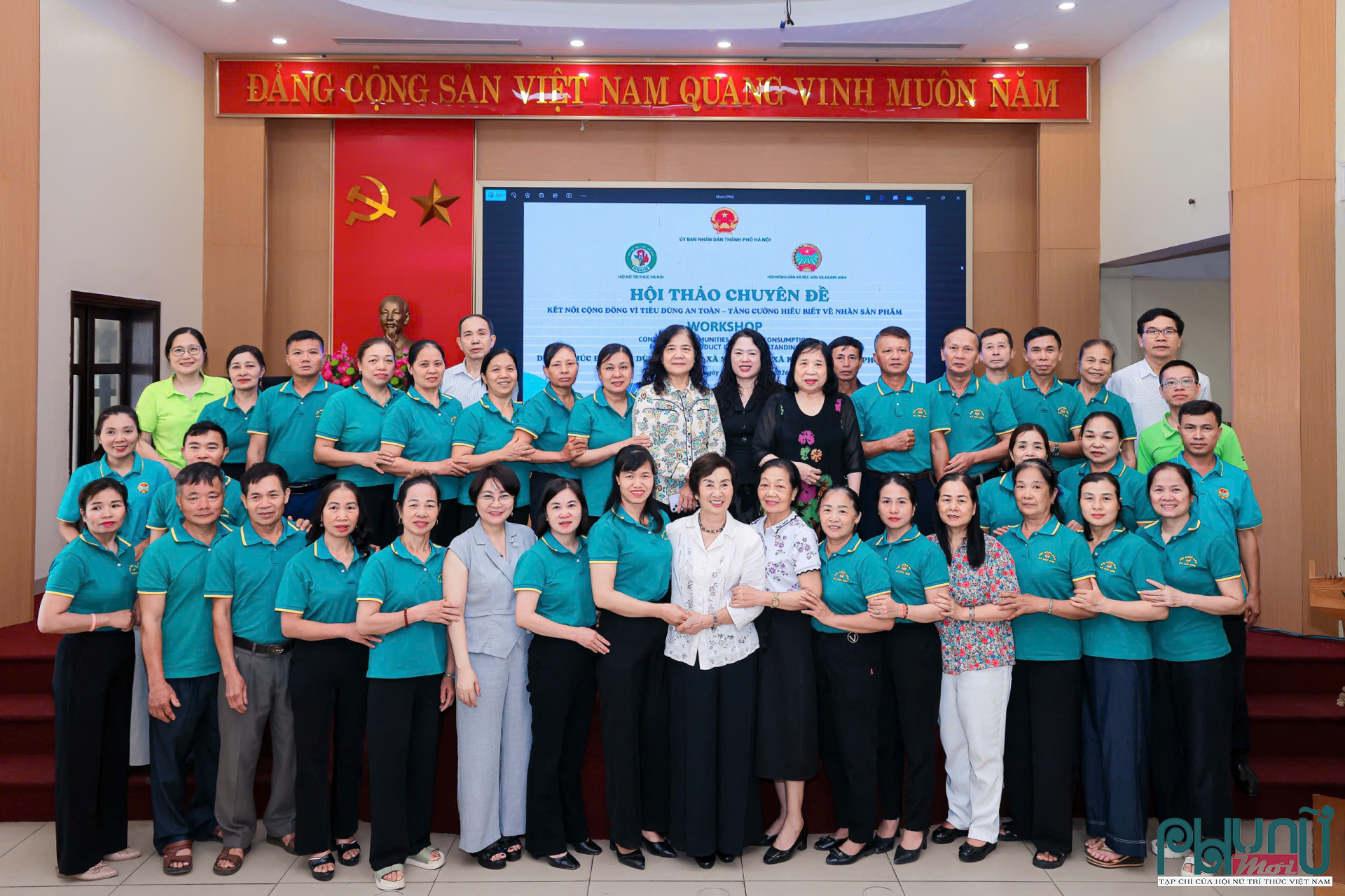 Các đại biểu chụp ảnh lưu niệm tại Hội thảo