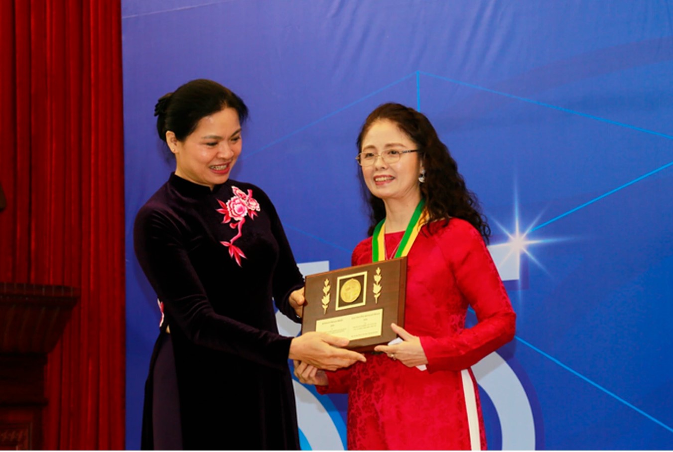 PGS. TS. Trương Thanh Hương (phải ảnh) nhận Giải thưởng Kovalevskaia năm 2020 do Chủ tịch Hội LHPN Việt Nam Hà Thị Nga trao