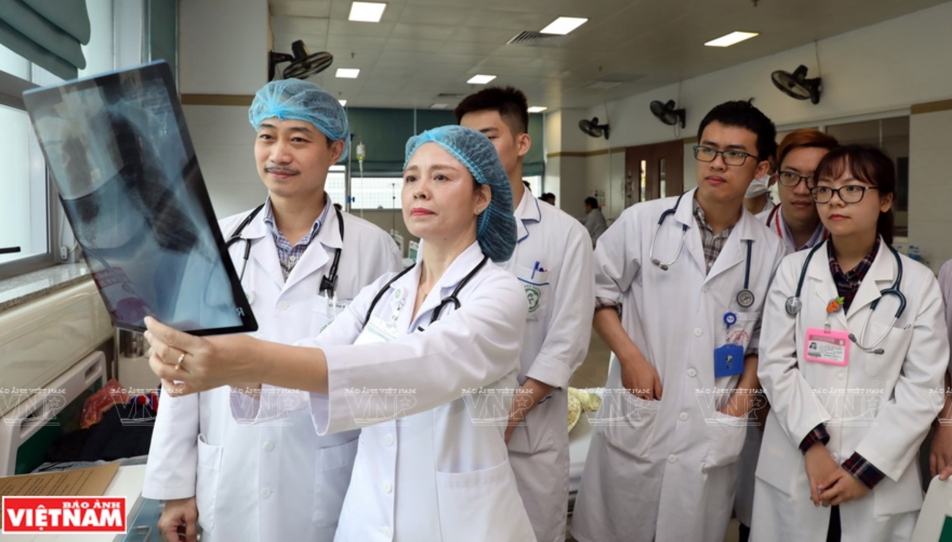 PGS.TS Trương Thanh Hương xem phim chụp của bệnh nhân và trao đổi chuyên môn cùng các bác sĩ điều trị. Ảnh: Trần Thanh Giang/VNP