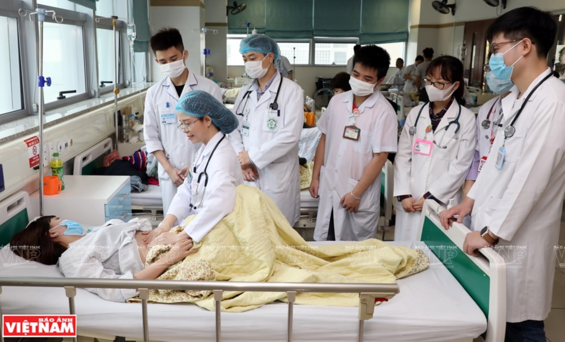 PGS.TS Trương Thanh Hương thăm khám bệnh nhân tại giường bệnh. Ảnh: Trần Thanh Giang/VNP