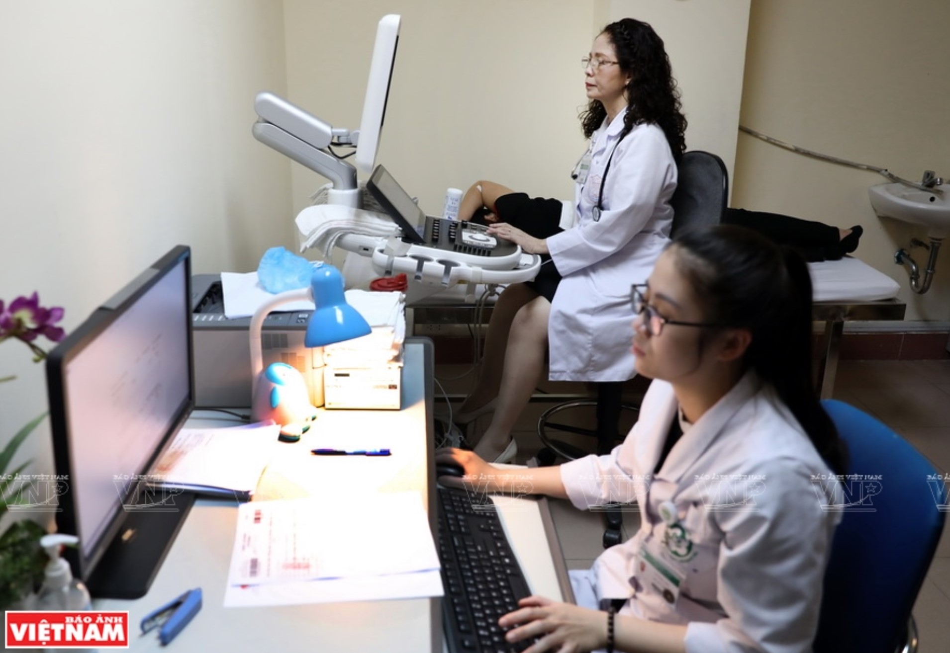 PGS.TS Trương Thanh Hương siêu âm tim cho bệnh nhân tại phòng khám. Ảnh: Trần Thanh Giang/VNP