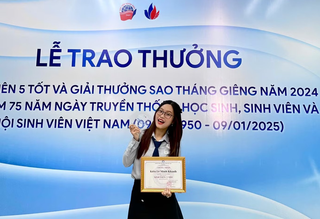Kiều Lê Minh Khanh nhận Danh hiệu 'Sinh viên 5 tốt' cấp Học viện, năm 2024.