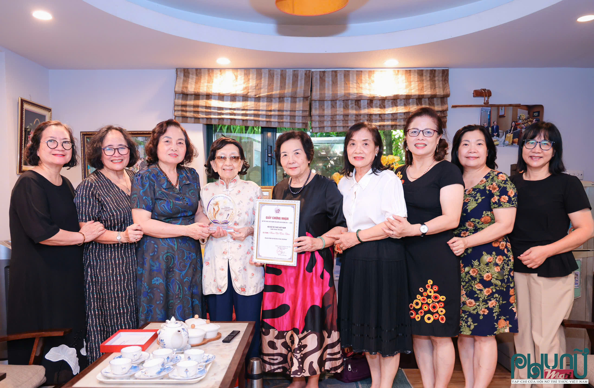 Lãnh đại Hội Nữ trí thức Việt Nam trao danh hiệu Nữ trí thức tiêu biểu năm 2026 cho GS.TSKH Phạm Thị Trân Châu