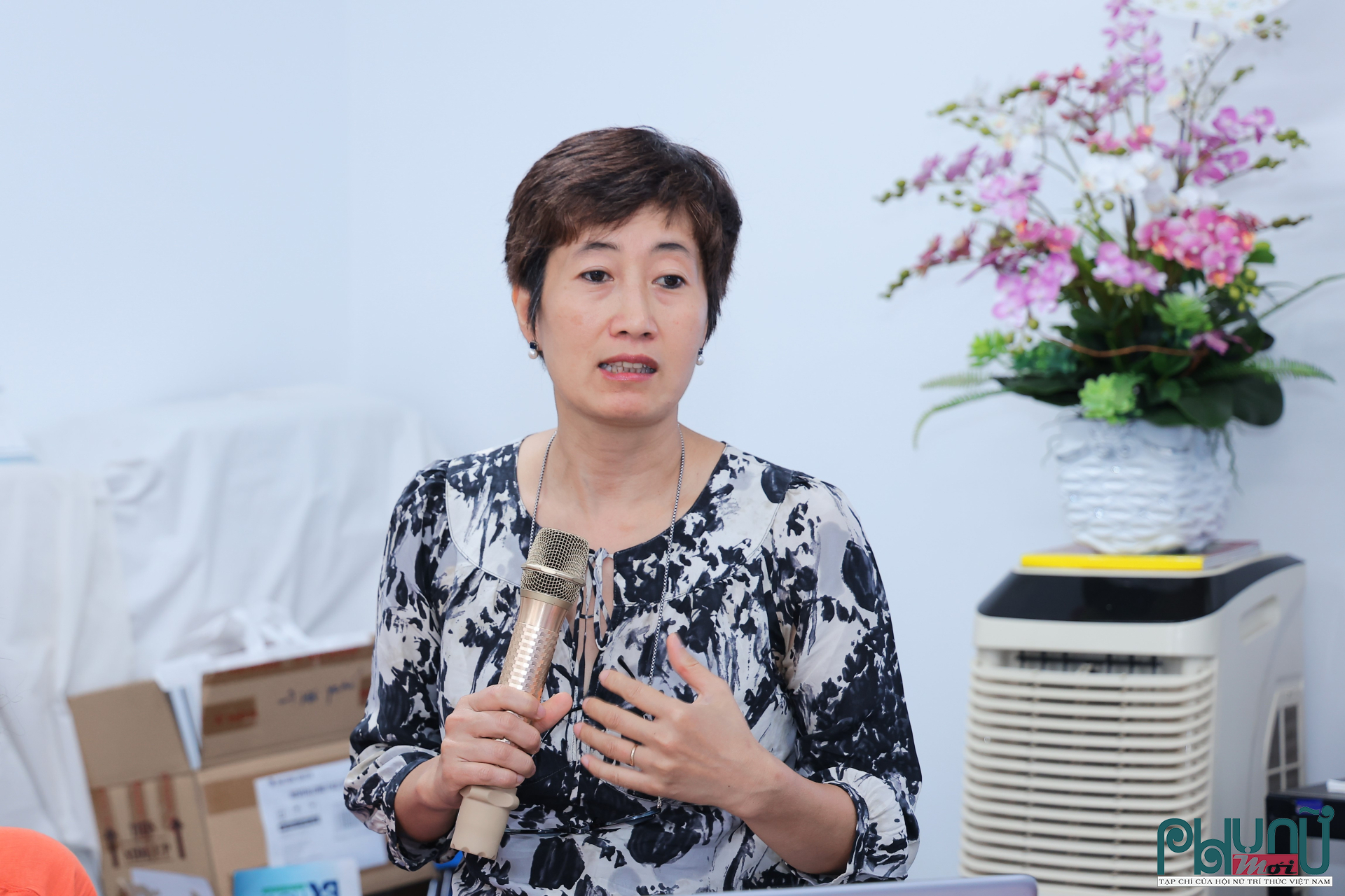 PGS.TS. Nguyễn Minh Tân, Chi hội trưởng Chi hội Nữ trí thức COSTAS, trình bày báo cáo sơ kết hoạt động 6 tháng đầu năm 2026 của Chi hội.