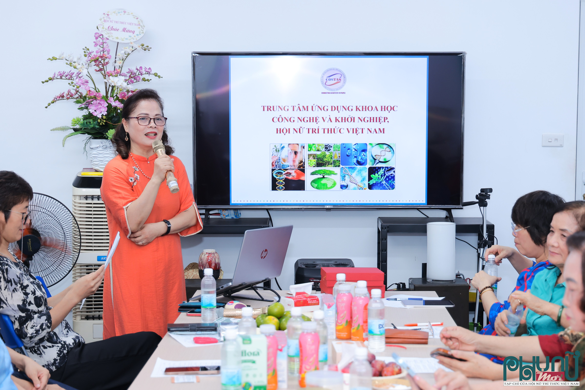 Bà Lê Thị Khánh Vân, Giám đốc Trung tâm Ứng dụng Khoa học, Công nghệ và Khởi nghiệp (COSTAS), Hội Nữ trí thức Việt Nam, trình bày báo cáo sơ kết hoạt động 6 tháng đầu năm 2026 của Trung tâm COSTAS.