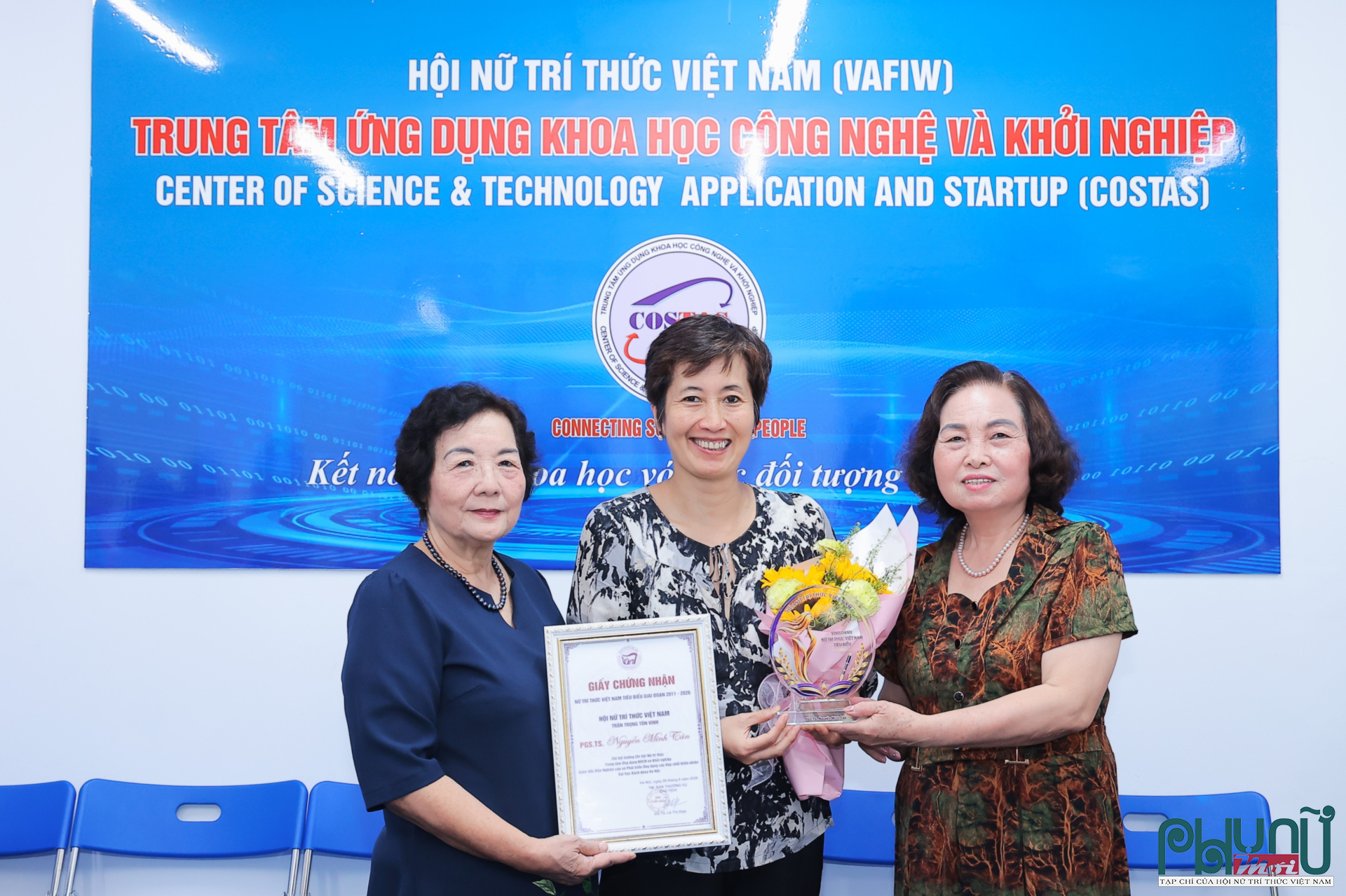 Lãnh đạo Hội Nữ trí thức Việt Nam đã trao Giấy chứng nhận vinh danh Nữ trí thức tiêu biểu giai đoạn 2011–2026 cho PGS.TS. Nguyễn Minh Tân.