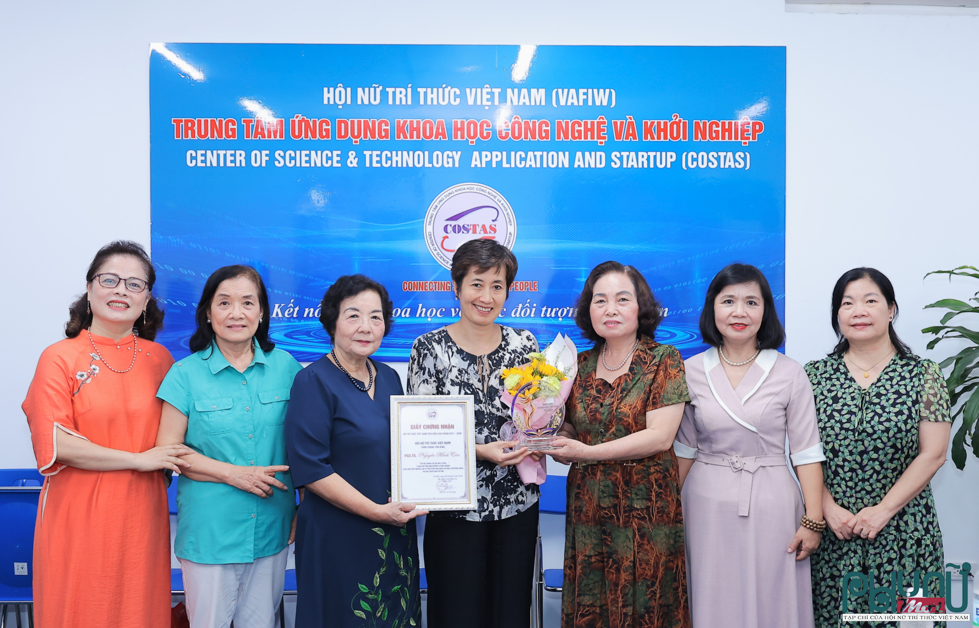 Lãnh đạo Hội Nữ trí thức Việt Nam đã trao Giấy chứng nhận vinh danh Nữ trí thức tiêu biểu giai đoạn 2011–2026 cho PGS.TS. Nguyễn Minh Tân.