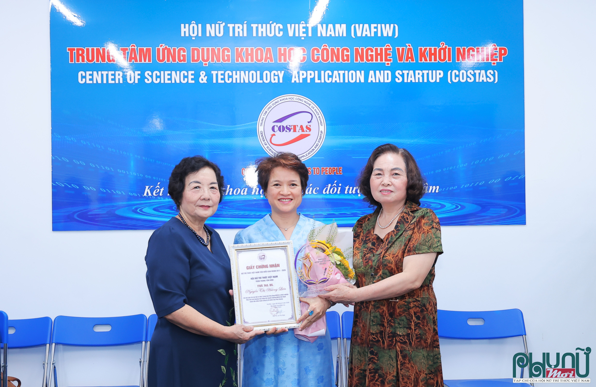 Lãnh đạo Hội Nữ trí thức Việt Nam đã trao Giấy chứng nhận vinh danh Nữ trí thức tiêu biểu giai đoạn 2011–2026 cho ThS.DS. Nguyễn Thị Hương Liên