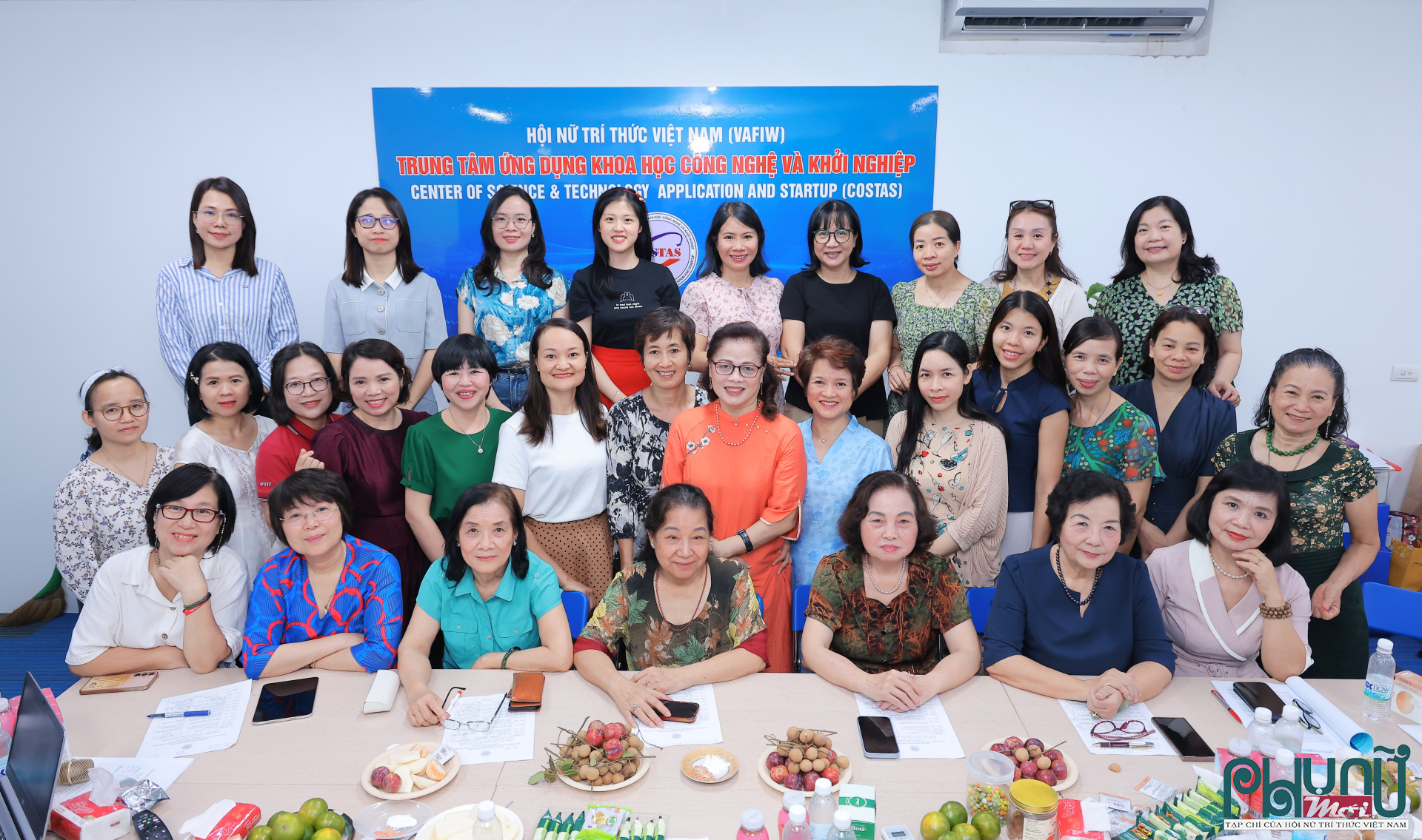 Các đại biểu chụp ảnh lưu niệm