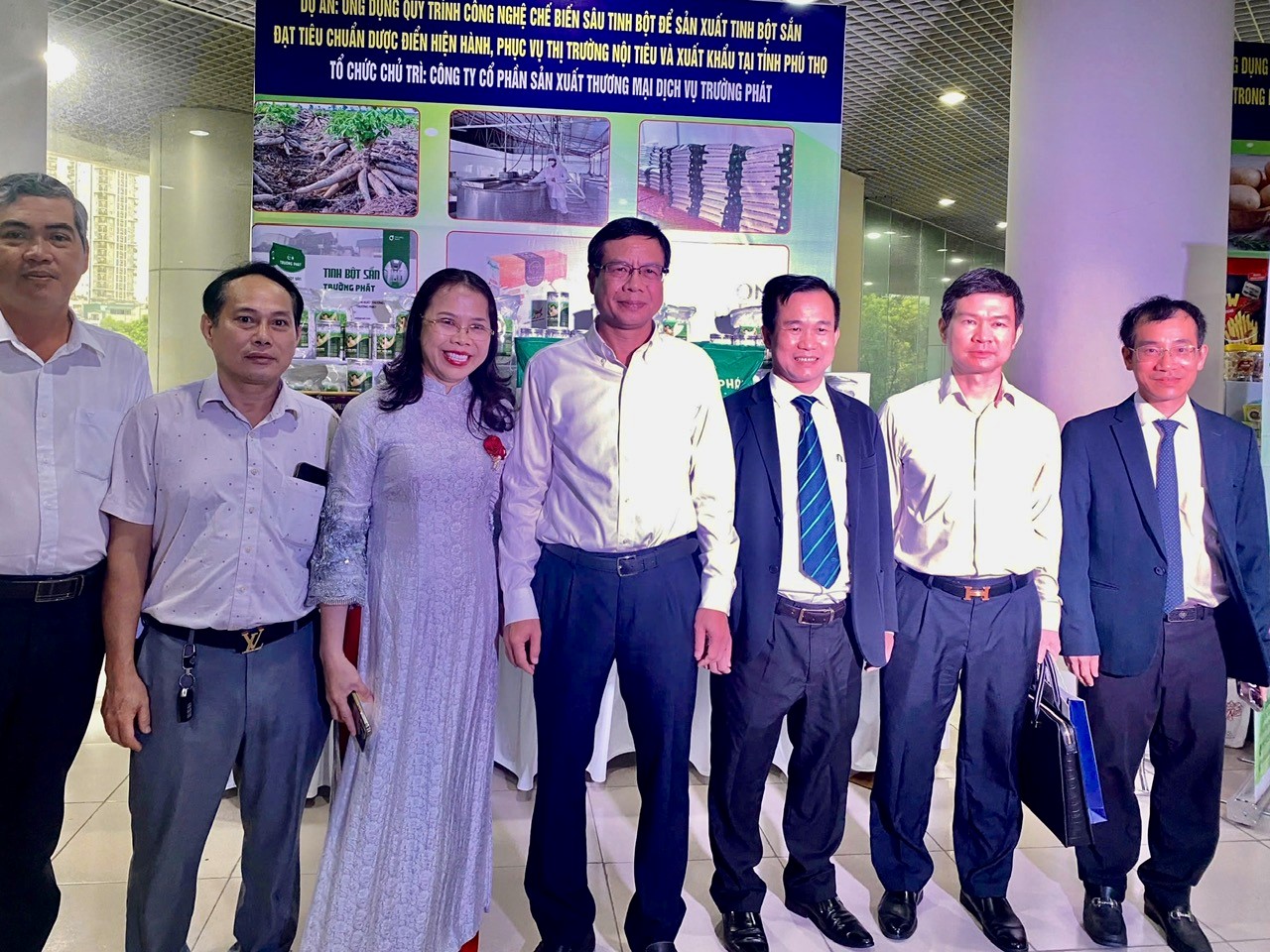 Thứ trưởng Bộ Khoa học và Công nghệ Lê Xuân Định và các đồng chí lãnh đạo Bộ, Quỹ Phát triển Khoa học và Công nghệ Quốc gia và Cục Đổi mới sáng tạo chụp ảnh lưu niệm khi đến tham quan khu vực trưng bày các sản phẩm khoa học và công nghệ do nhóm nghiên cứu phát triển, đã được triển khai sản xuất, chuyển giao công nghệ và thương mại hóa.