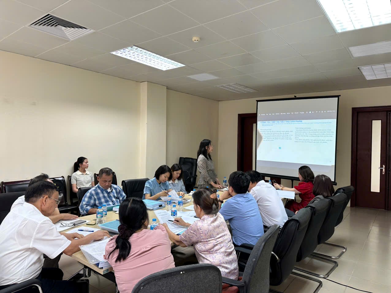 TS. Bùi Thị Thời báo cáo kết quả nghiên cứu và chuyển giao công nghệ trước Hội đồng khoa học. Quá trình nghiên cứu không chỉ hướng tới hoàn thiện quy trình công nghệ mà còn bảo đảm tính khả thi khi triển khai ở quy mô sản xuất.