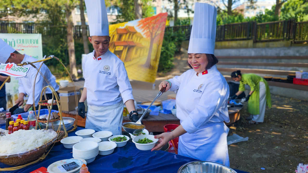 Nghệ nhân Ưu tú Lê Thị Thiết, Phó Chủ tịch Hiệp hội Văn hóa Ẩm thực Việt Nam (bên phải ảnh)