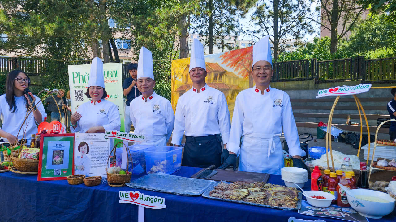 Các nghệ nhân tham gia nấu phở tại Festival Rực rỡ Việt Nam 2026 tại Praha (CH Séc)