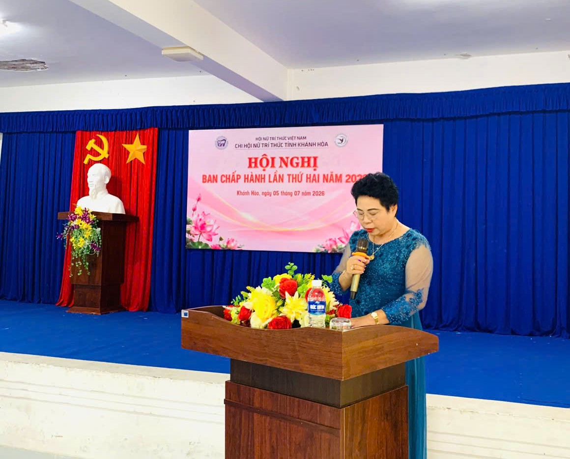 NGƯT.PGS.TS. Nguyễn Thị Thúy Hường, Ủy viên Ban Chấp hành Hội Nữ trí thức Việt Nam, Chi hội trưởng Chi hội Nữ trí thức tỉnh Khánh Hòa phát biểu khai mạc.