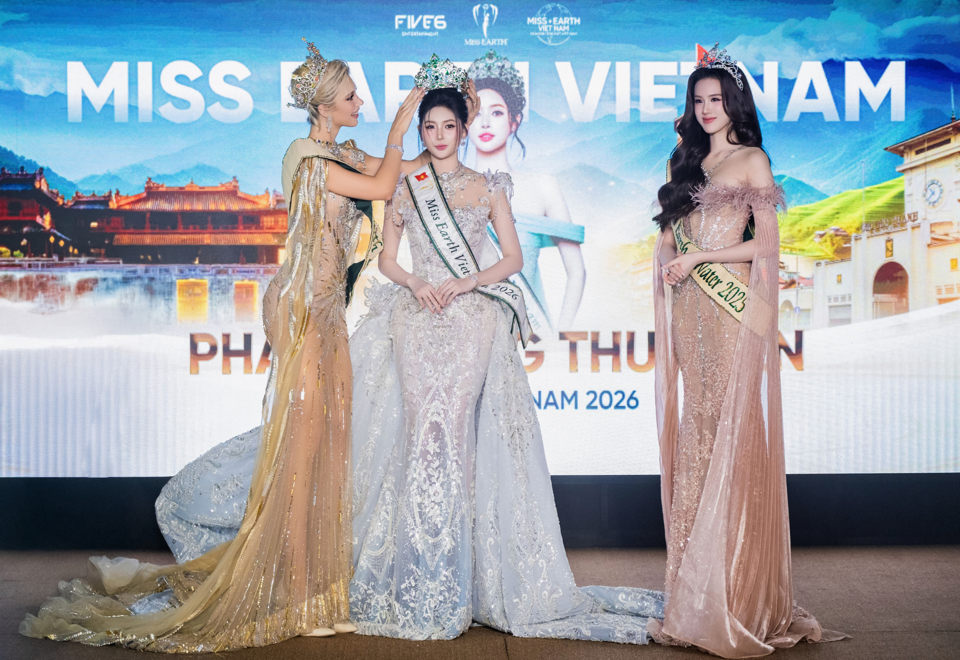 Trong lễ công bố, Thu Uyên được Trịnh Mỹ Anh trao dải băng đại diện Việt Nam và nhận vương miện từ đương kim Miss Earth Natálie Puškinová