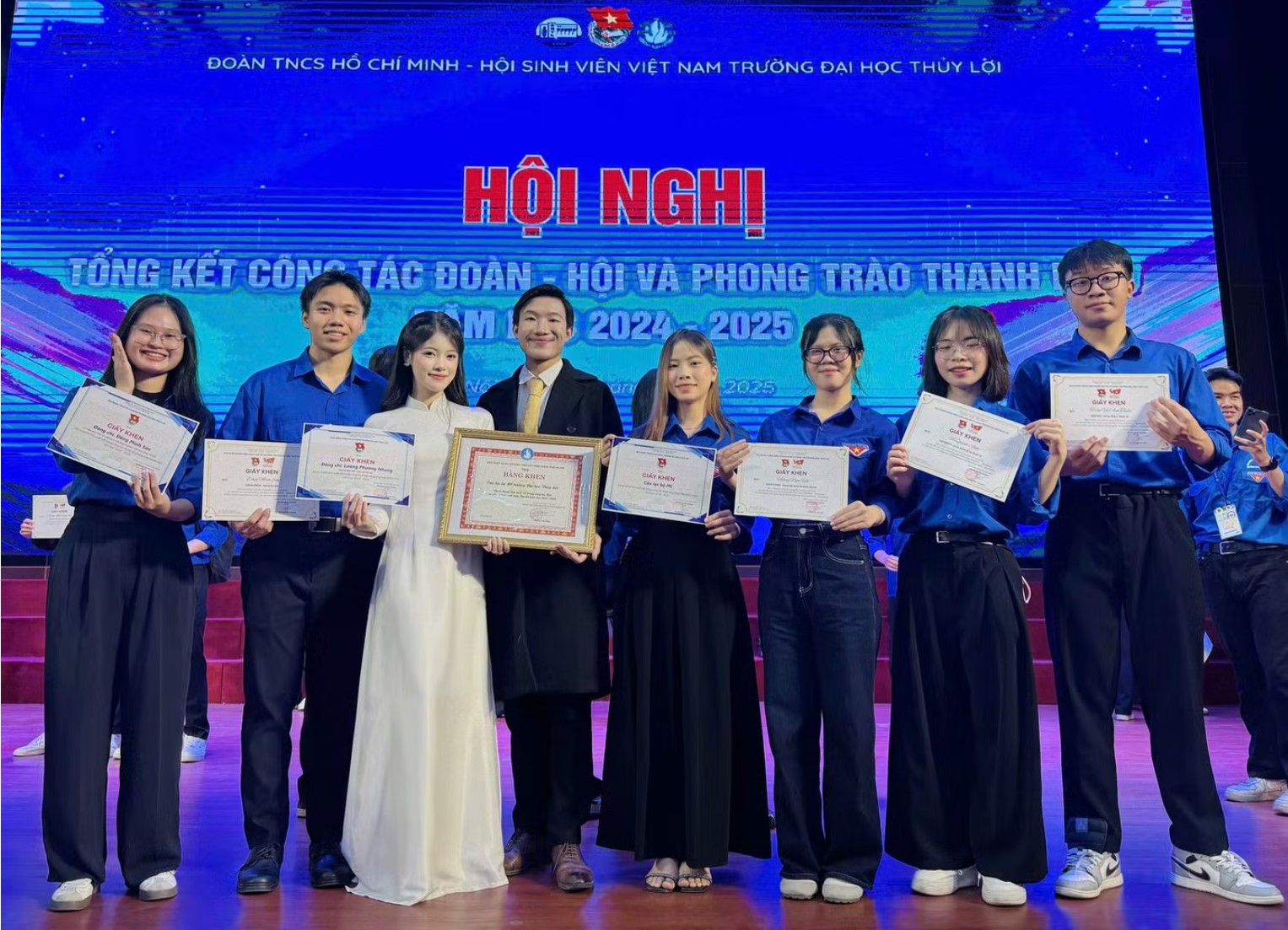 Phương Nhung nhận Giấy khen dành cho sinh viên có đóng góp tích cực trong công tác Đoàn và phong trào thanh niên, cùng Bằng khen của Câu lạc bộ MC do Ban Chấp hành Hội Sinh viên TP. Hà Nội trao tặng.