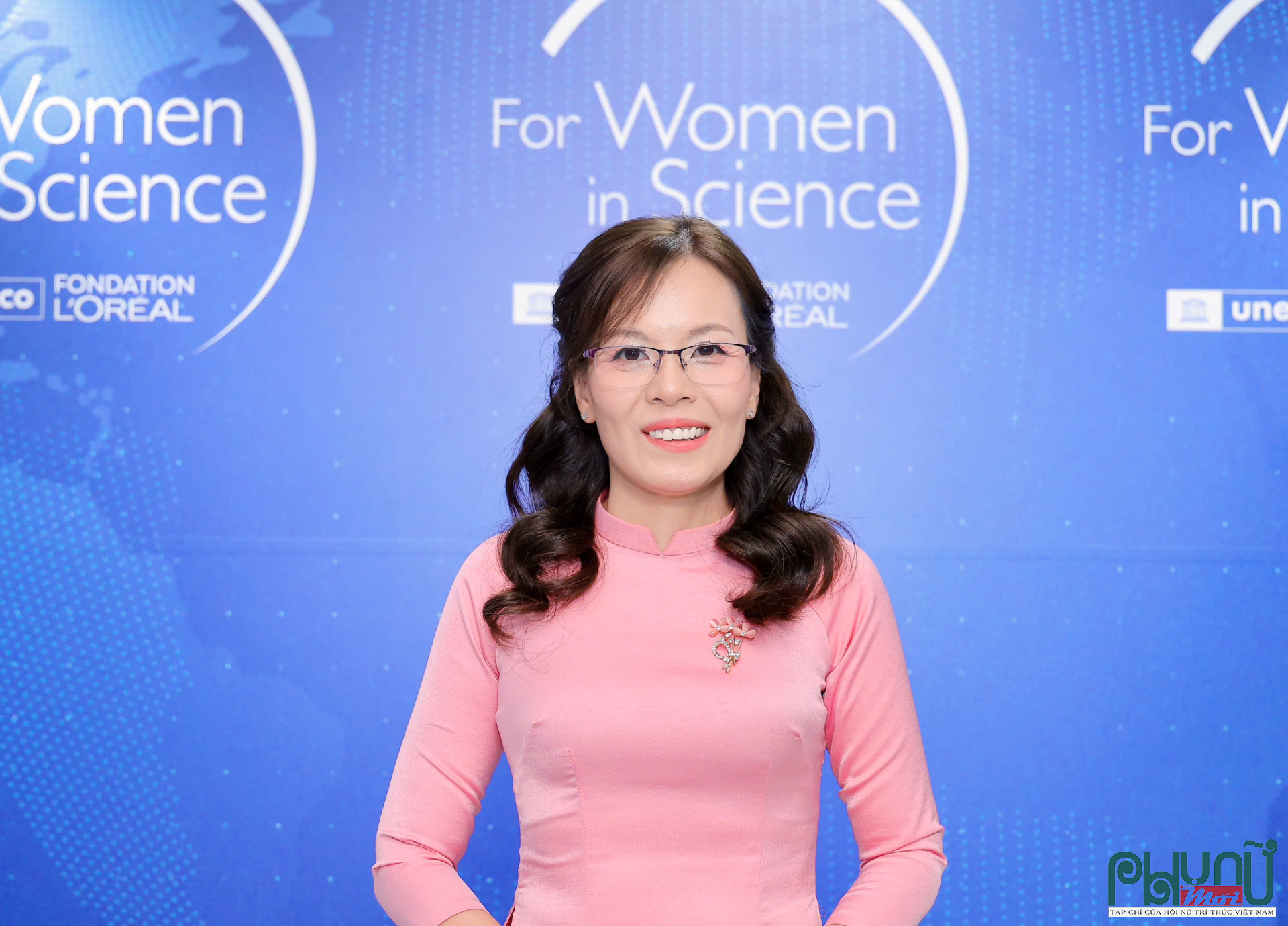 PGS.TS Phạm Kim Ngọc, Trưởng Bộ môn Vật liệu Nano và Màng mỏng, Khoa Khoa học và Công nghệ Vật liệu, Trường Đại học Khoa học Tự nhiên, Đại học Quốc gia TP.HCM nhận bằng sáng chế Mỹ cho công nghệ memristor phục vụ phần cứng AI