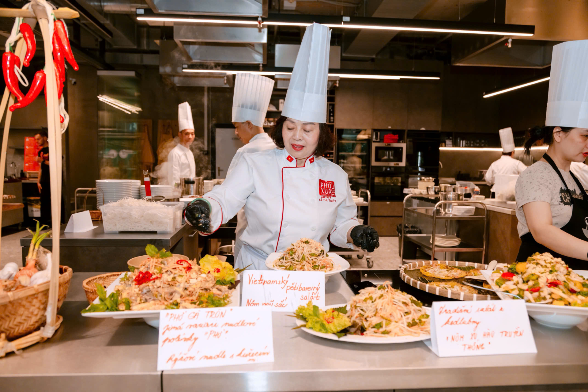 Nghệ nhân Lê Thị Thiết chuẩn bị các món ăn phục vụ khách tham quan.