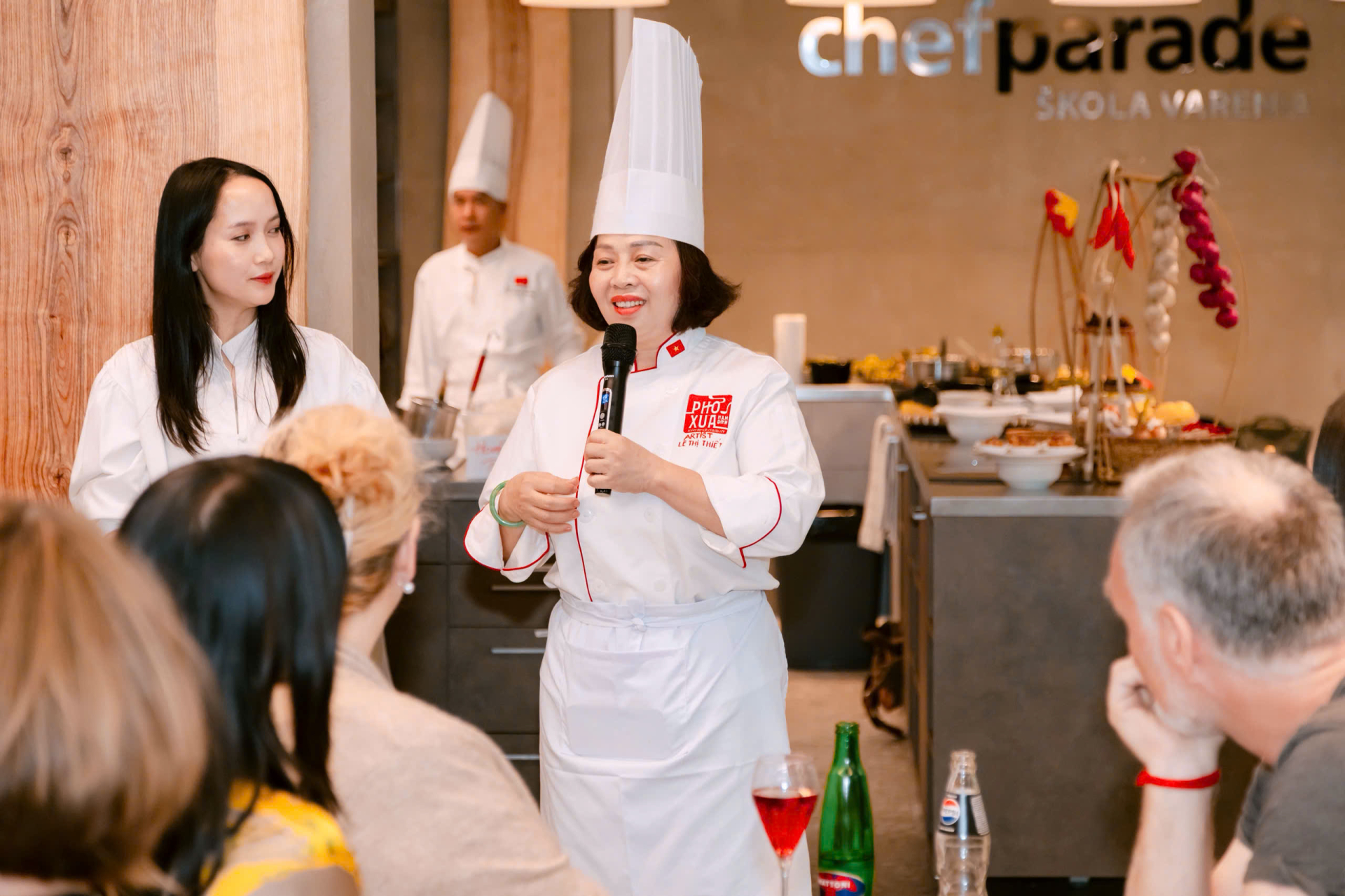 Nghệ nhân Lê Thị Thiết, Phó Chủ tịch Hiệp hội Văn hóa Ẩm thực Việt Nam, Chủ tịch Hiệp hội Văn hóa Ẩm thực tỉnh Ninh Bình phát biểu tại sự kiện.