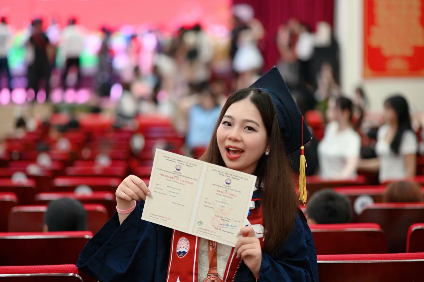Hoàng Cẩm Tú nhận bằng tốt nghiệp loại Giỏi tại Học viện Báo chí và Tuyên truyền