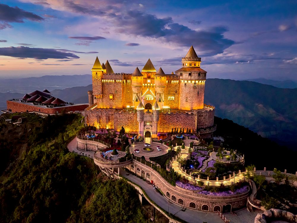 Sun World Ba Na Hills thu hút du khách bởi tiết trời dễ chịu và khung cảnh đẹp tựa cổ tích