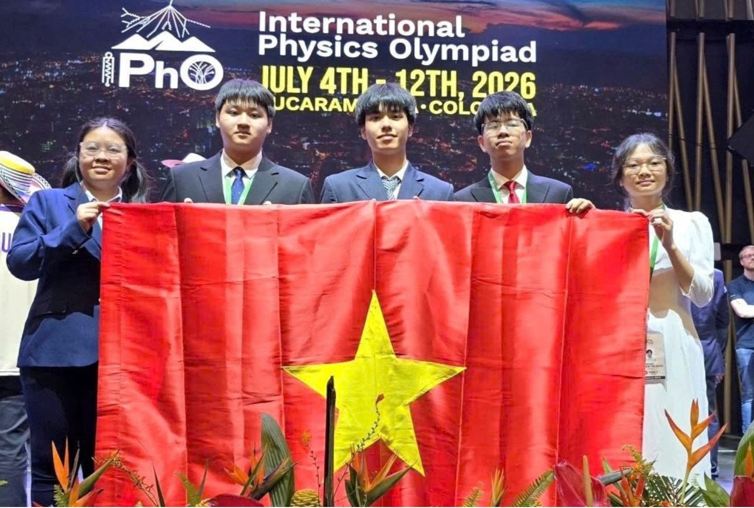 Đội tuyển Việt Nam tham dự kỳ thi Olympic Vật lý quốc tế năm 2026, từ trái sang lần lượt là các em: Vũ Nguyên Nguyên, Tạ Ngọc Minh, Nguyễn Nhật Minh, Lê Duy Khánh, Nguyễn Thị Bích Ngọc.