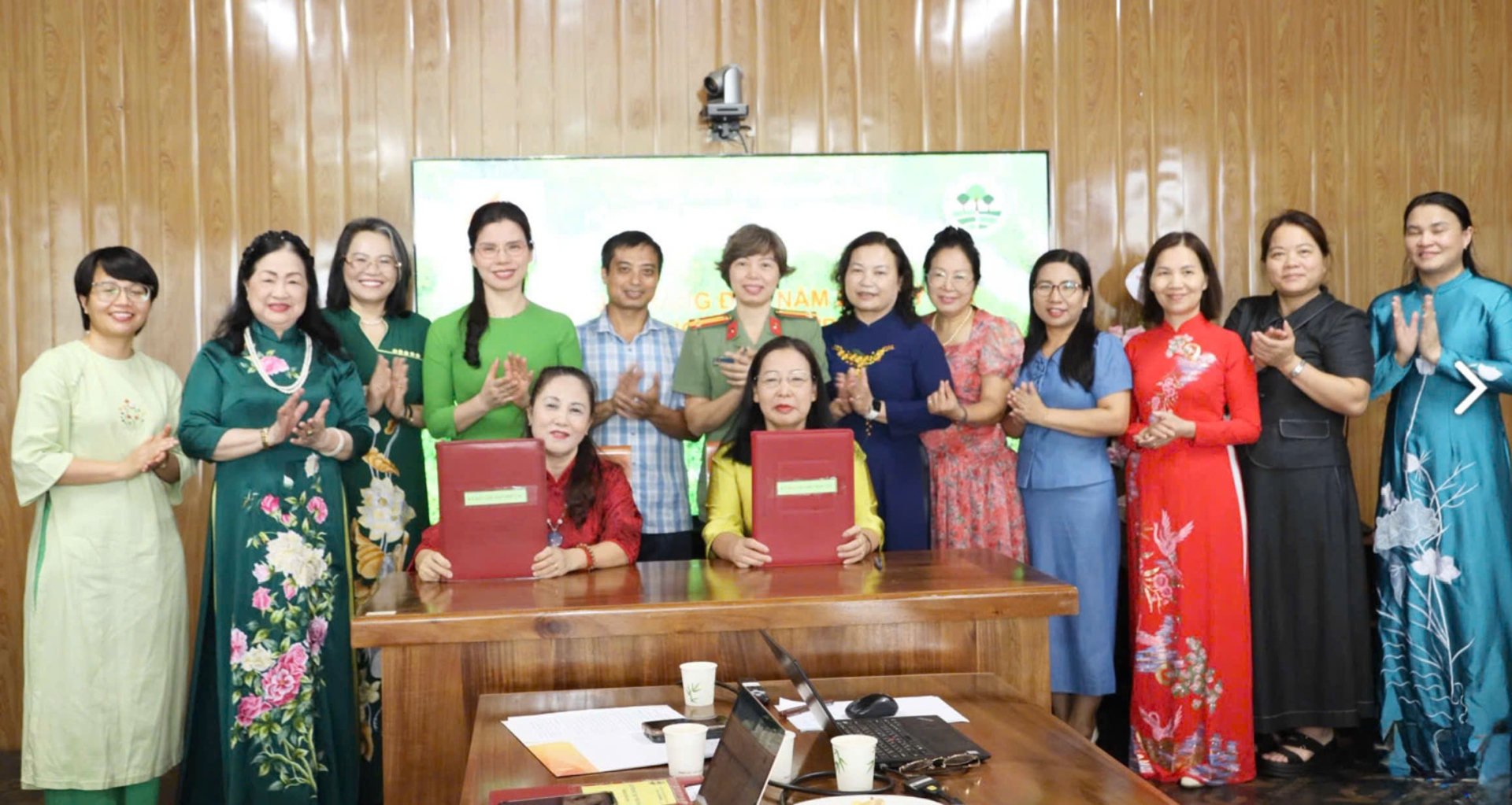 Đại diện Hội Nữ trí thức tỉnh Thái Nguyên và Viện Lâm nghiệp và Phát triển bền vững ký kết chương trình hợp tác