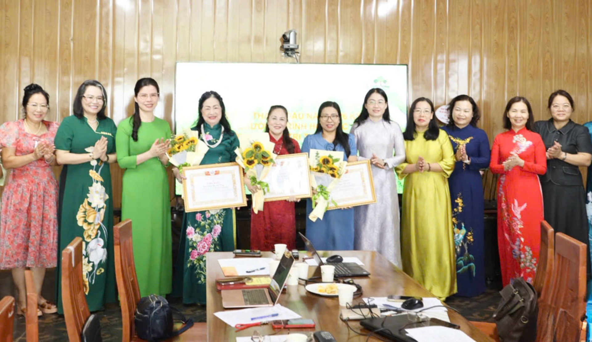 Hội Nữ trí thức tỉnh Thái Nguyên cũng tôn vinh các nữ trí thức có thành tích xuất sắc trong nghiên cứu khoa học, quản lý, giáo dục, y tế, sản xuất, kinh doanh và hoạt động xã hội.