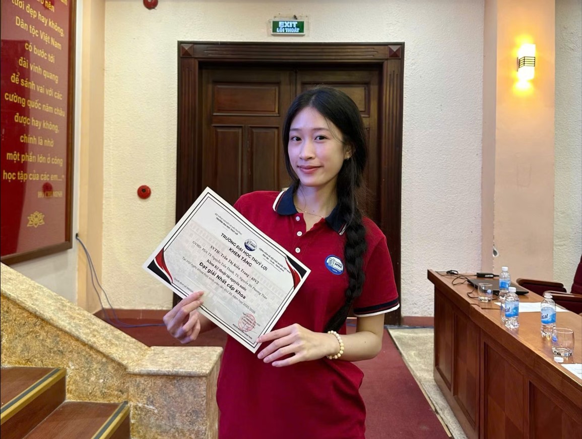 Trần Thị Kiều Trang, sinh viên lớp 65V2, ngành Thủy văn học, Trường Đại học Thủy lợi nhận giải Nhất Nghiên cứu khoa học cấp Khoa, năm học 2025 - 2026.