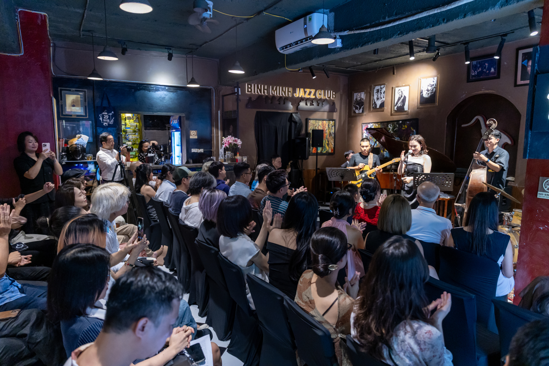 Sự kiện ra mắt “Phố và Jazz” của Nguyễn Thùy Linh tại Hà Nội thu hút đông đảo sự chú ý và yêu thích của cộng đồng Jazz và khán giả yêu Jazz Việt