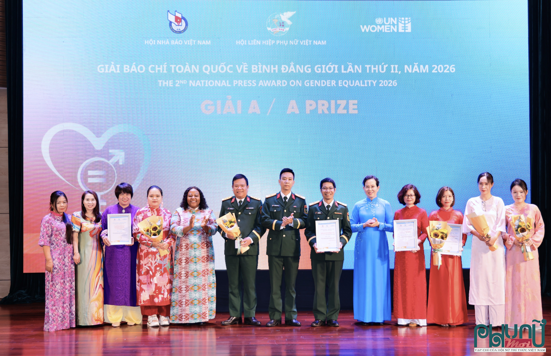 Bà Lê Thị Thủy (Áo dài xanh thứ 4 từ phải sang), Ủy viên TƯ Đảng, Phó Chủ tịch UBTƯ MTTQ Việt Nam, Chủ tịch Hội LHPN Việt Nam và bà Caroline Nyamayemombe (thứ 4 từ trái samg), Trưởng đại diện UN Women tại Việt Nam, trao Giải A cho các tập thể, cá nhân