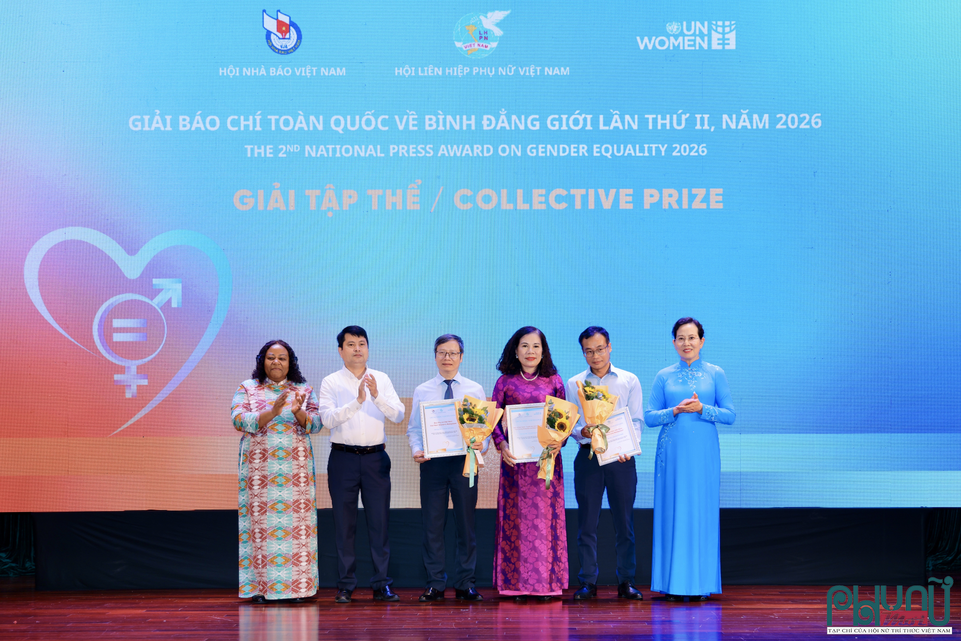 Bà Lê Thị Thủy (bìa phải), Ủy viên TƯ Đảng, Phó Chủ tịch UBTƯ MTTQ Việt Nam, Chủ tịch Hội LHPN Việt Nam; bà Caroline Nyamayemombe (bìa trái), Trưởng đại diện UN Women tại Việt Nam, trao giải Tập thể cho 3 cơ quan báo chí có nhiều tác phẩm xuất sắc tham dự cuộc thi