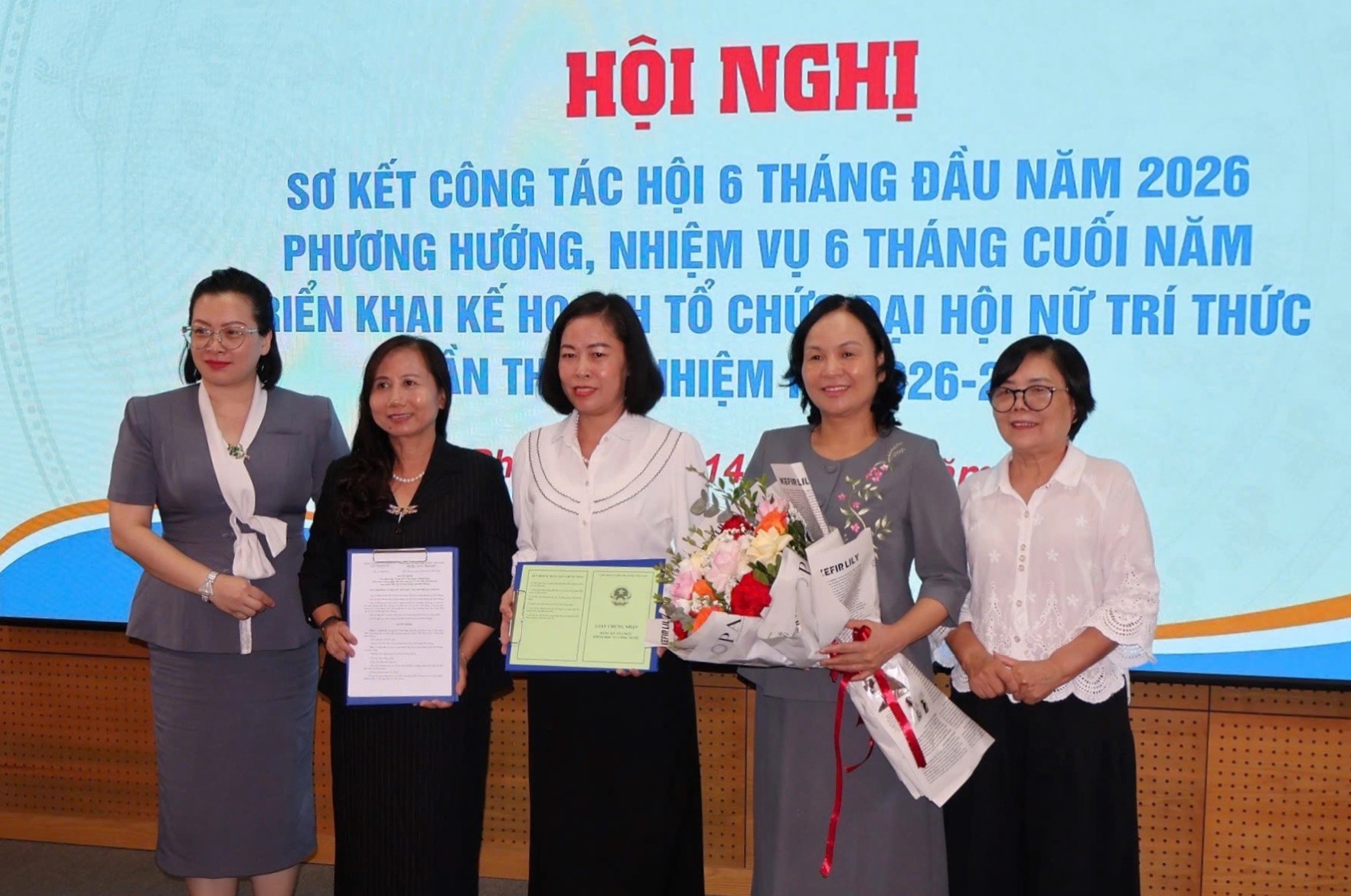 PGS.TS Vũ Thị Loan, Chủ tịch Hội Nữ trí thức thành phố trao Quyết định thành lập Trung tâm Ứng dụng, Chuyển giao Khoa học, Công nghệ, Đổi mới sáng tạo và Xúc tiến thương mại.