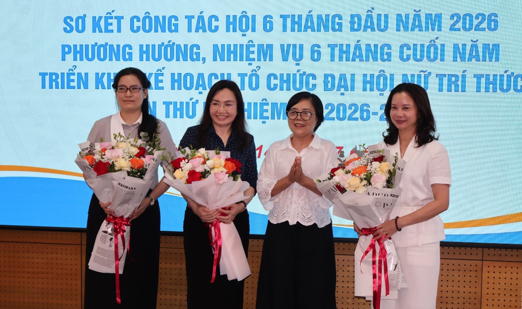 PGS.TS Vũ Thị Loan, Chủ tịch Hội Nữ trí thức thành phố tặng hoa chúc mừng các cá nhân tiêu biểu.